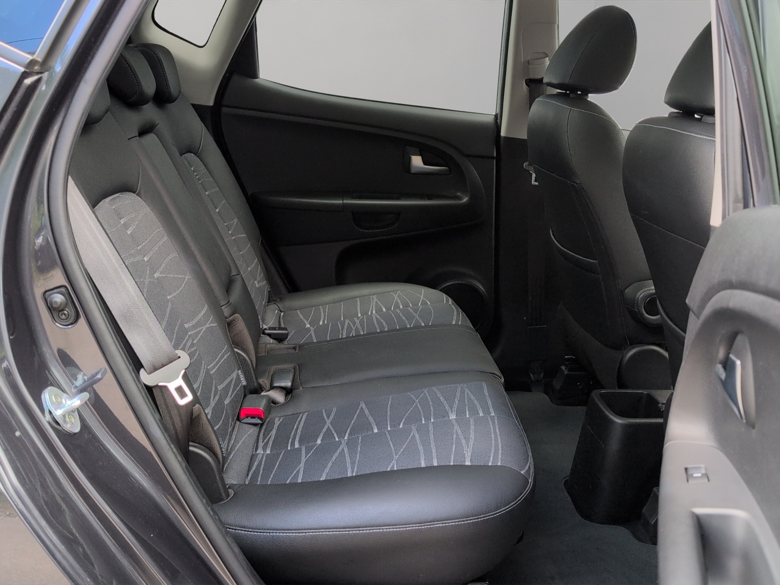 KIA Venga 1.6 CVVT Swiss Champion / inkl. Winterräder / Panorama-Glasdach / Rückfahrkamera / Occasiongarantie Premium-image-11