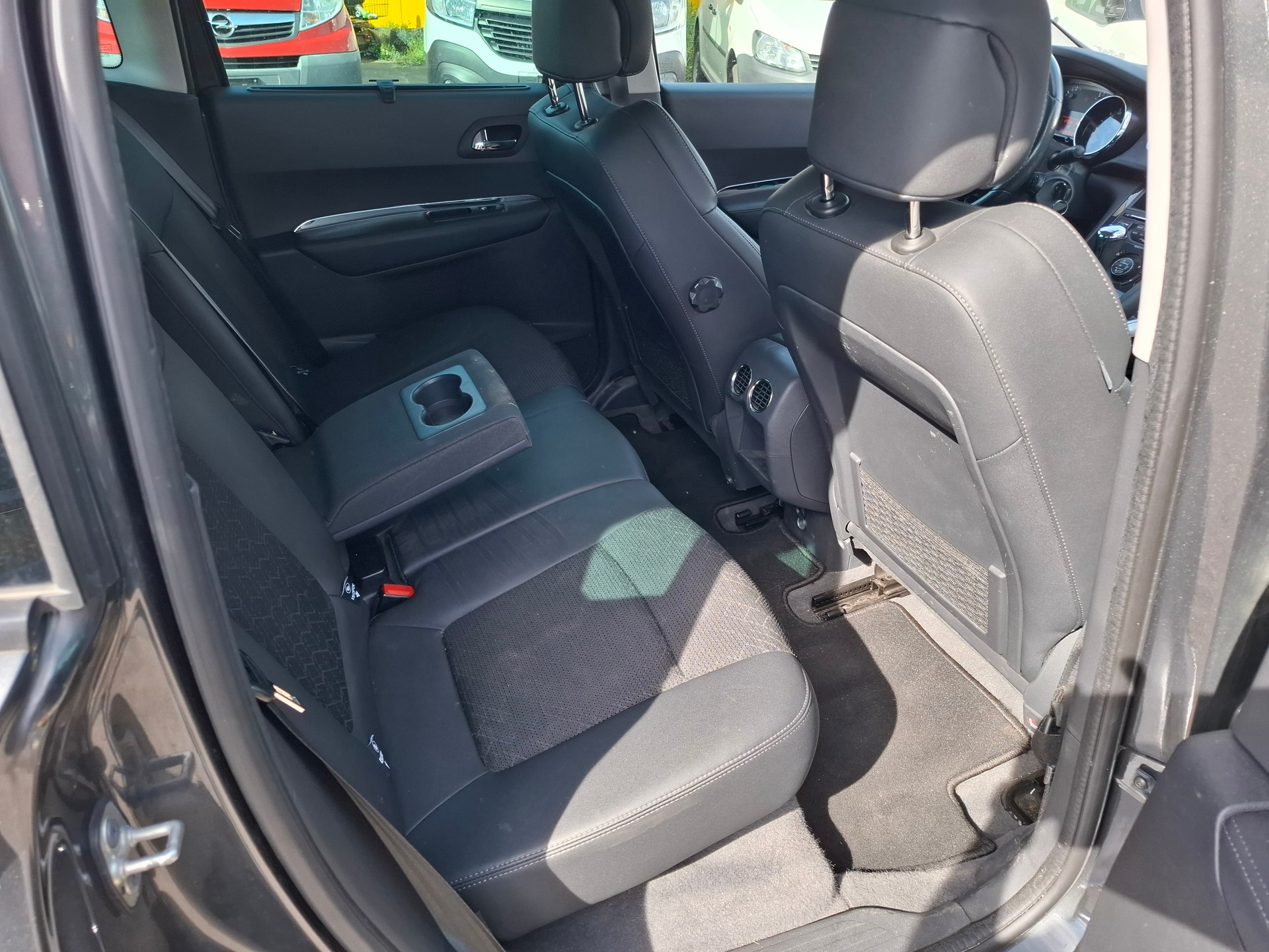 PEUGEOT 3008 1.6 Blue HDI Sensation Tiptronic-image-8