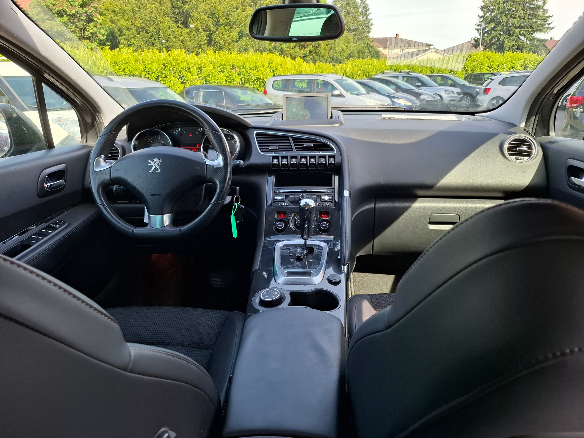 PEUGEOT 3008 1.6 Blue HDI Sensation Tiptronic-image-9