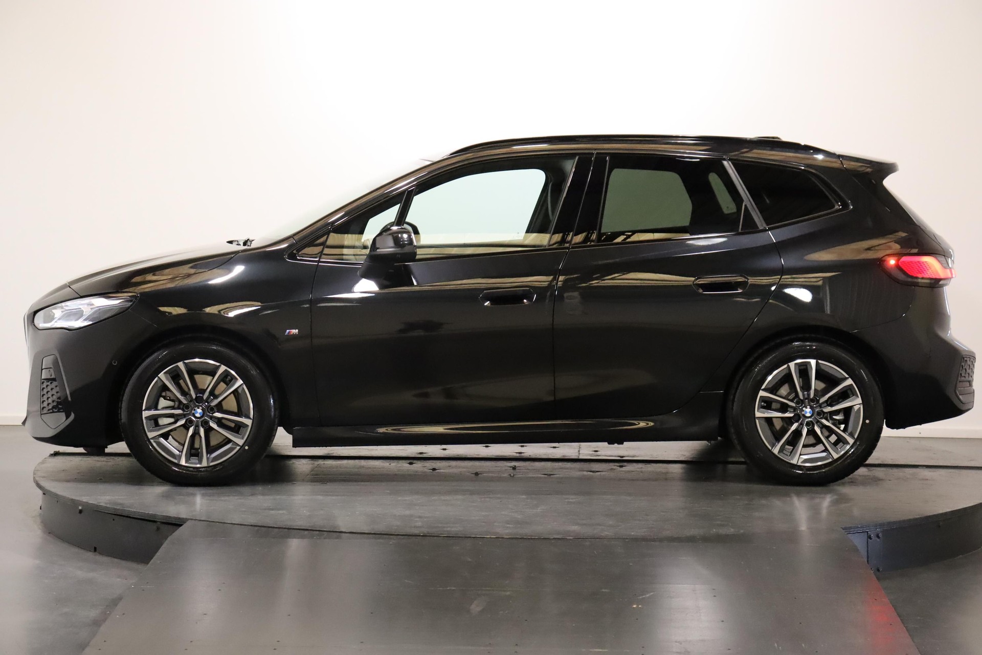 BMW 223i xDrive SDKG Active Tourer-showroom-element-1