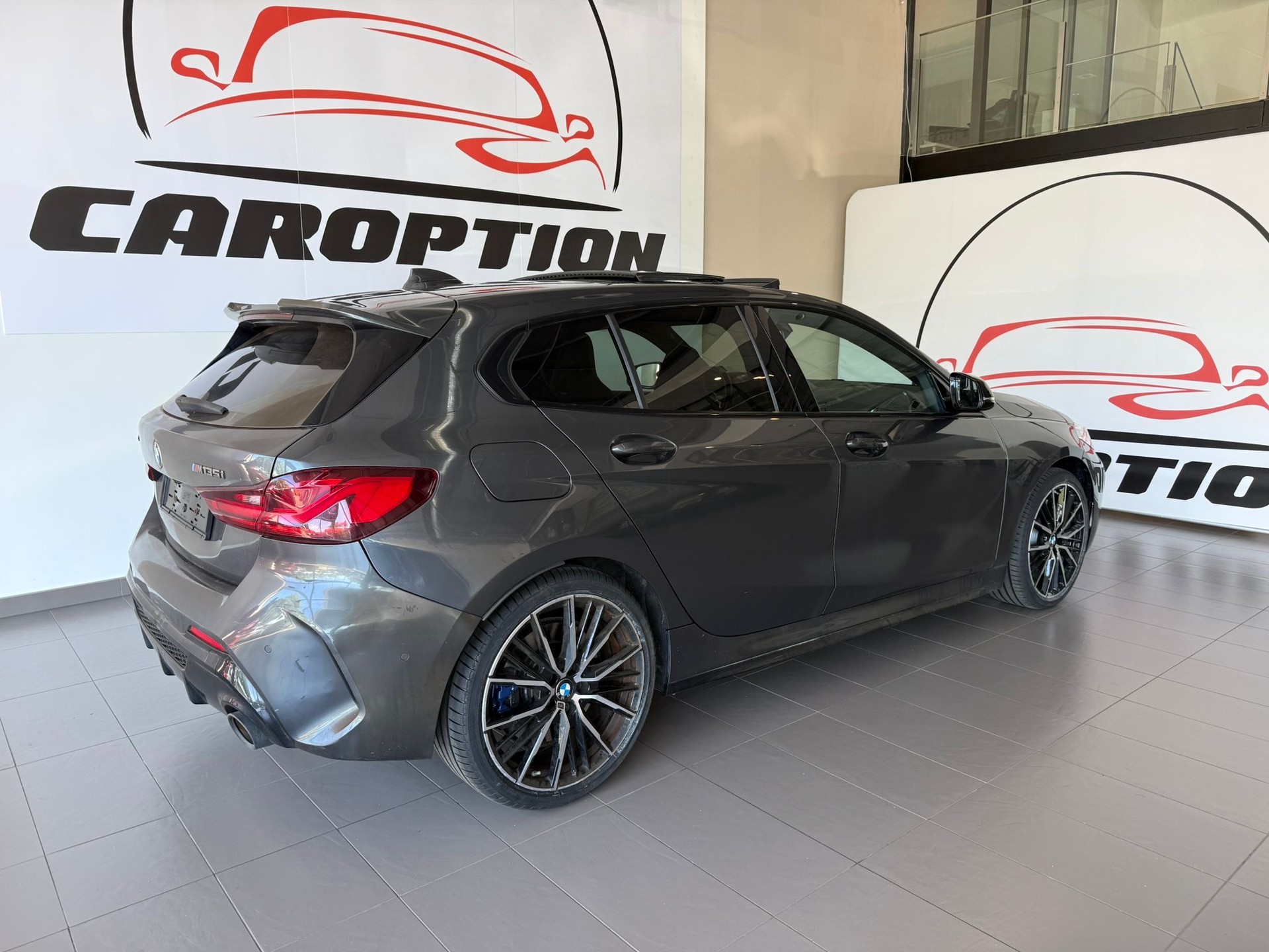 BMW M135i xDrive Steptronic-showroom-element-3