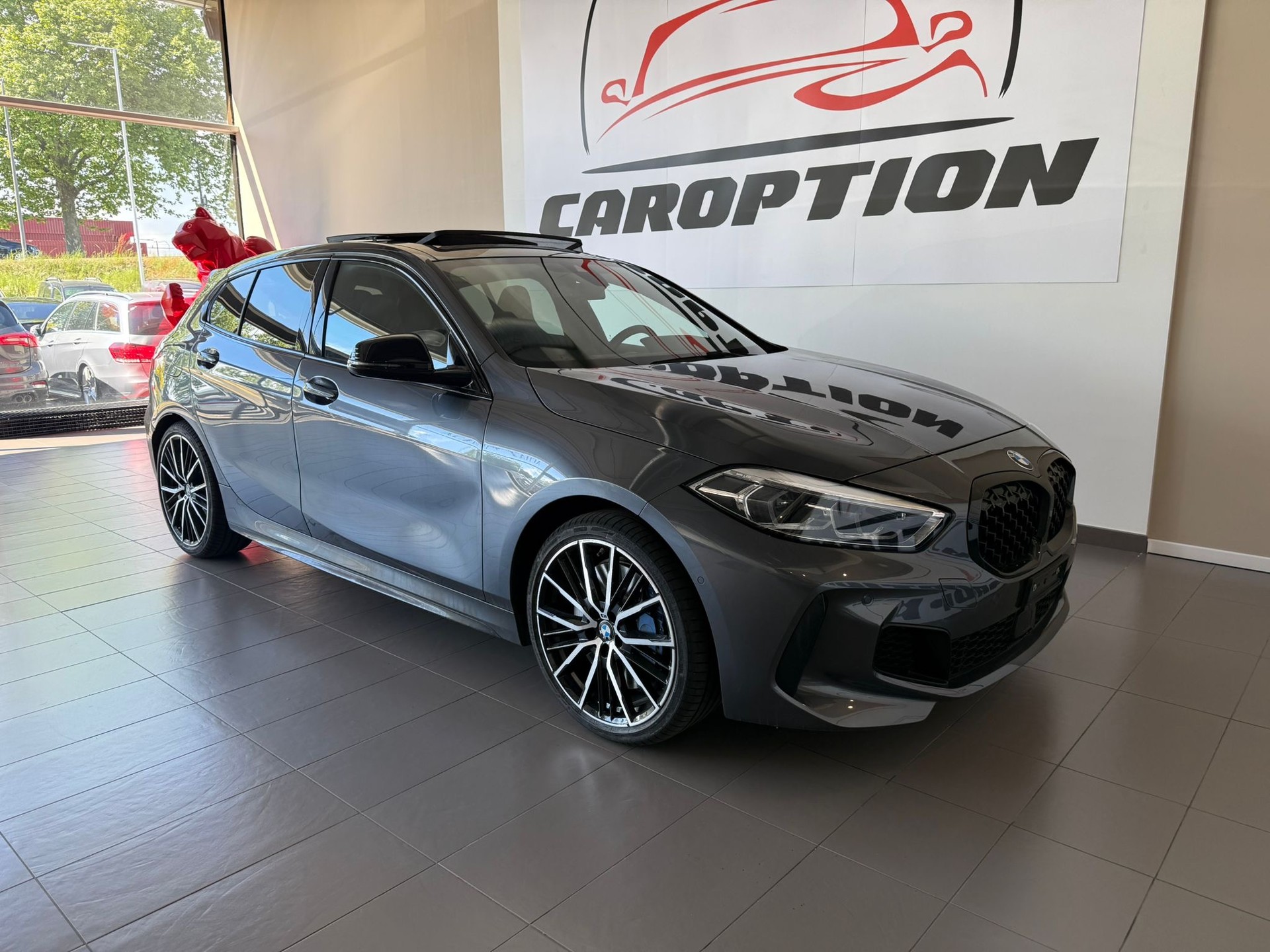 BMW M135i xDrive Steptronic-showroom-element-1