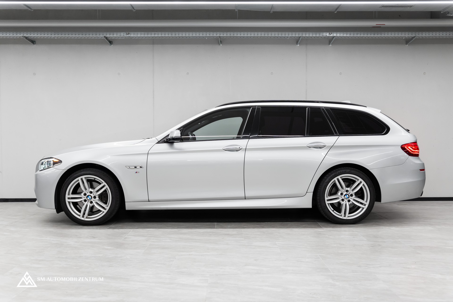 BMW 528i xDrive Touring Steptronic xDrive M Sport / Rückfahrkamera / Komfortzugang / Ambiente-image-4