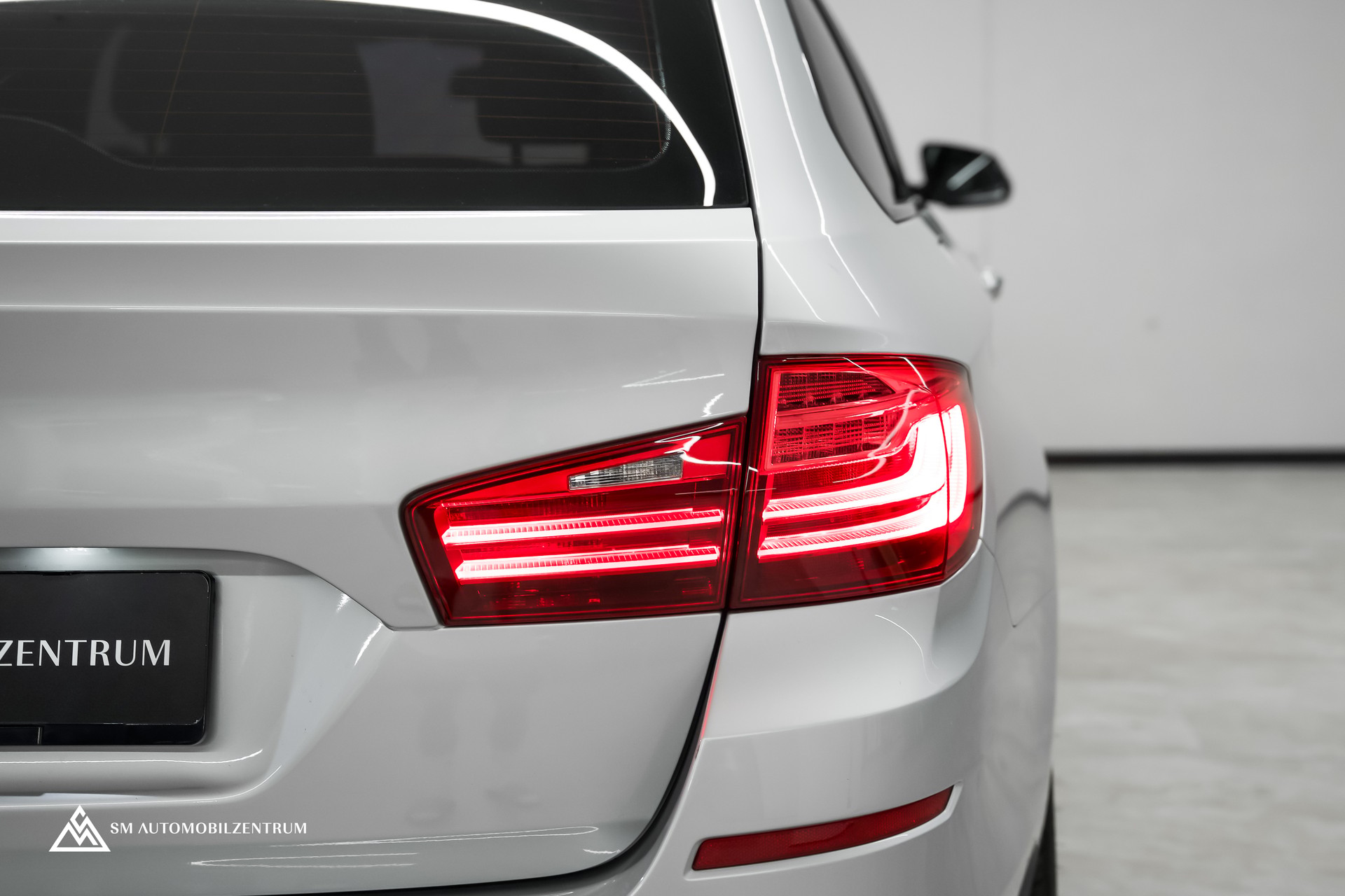 BMW 528i xDrive Touring Steptronic xDrive M Sport / Rückfahrkamera / Komfortzugang / Ambiente-image-9