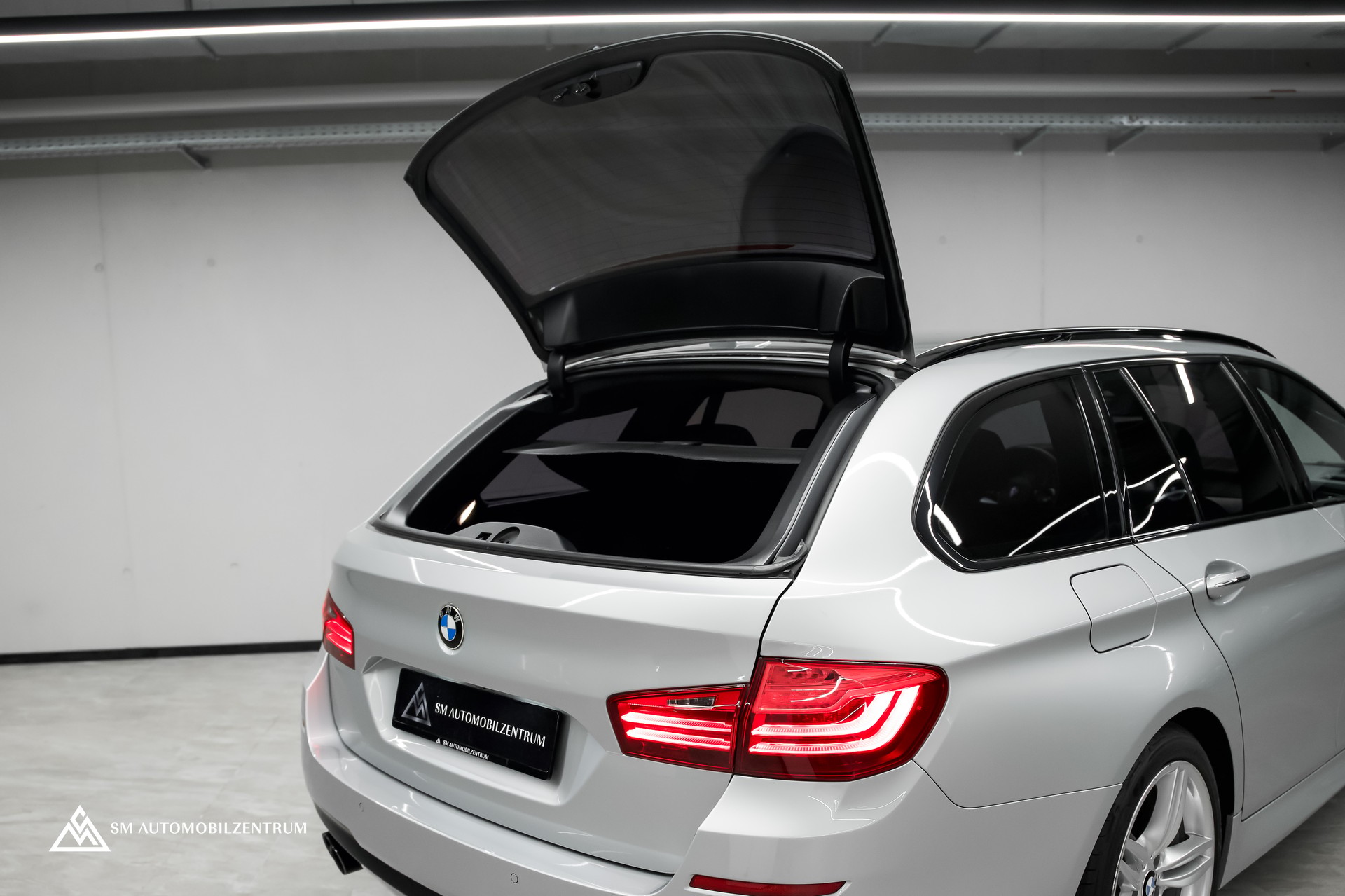 BMW 528i xDrive Touring Steptronic xDrive M Sport / Rückfahrkamera / Komfortzugang / Ambiente-image-11