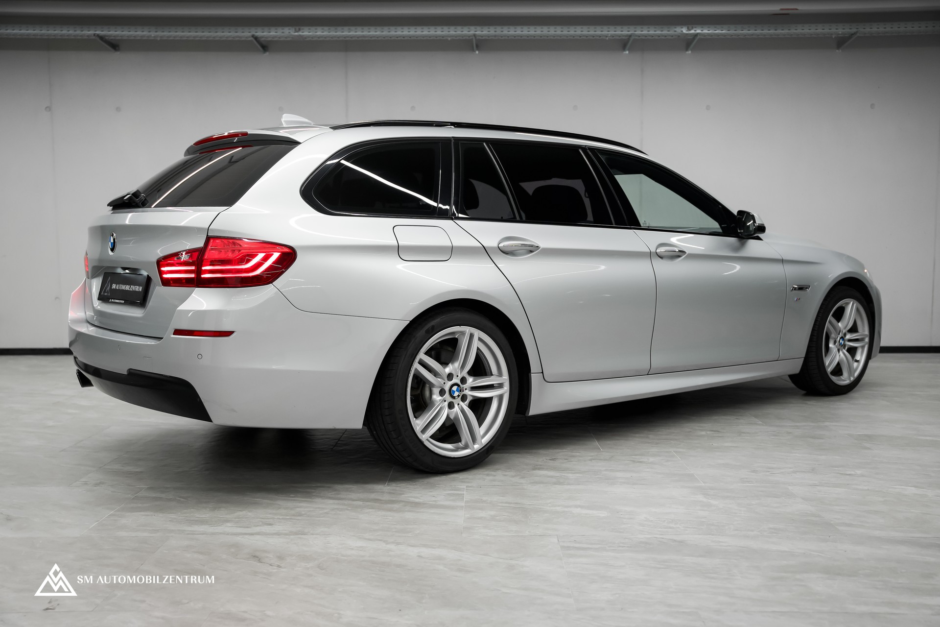 BMW 528i xDrive Touring Steptronic xDrive M Sport / Rückfahrkamera / Komfortzugang / Ambiente-image-7