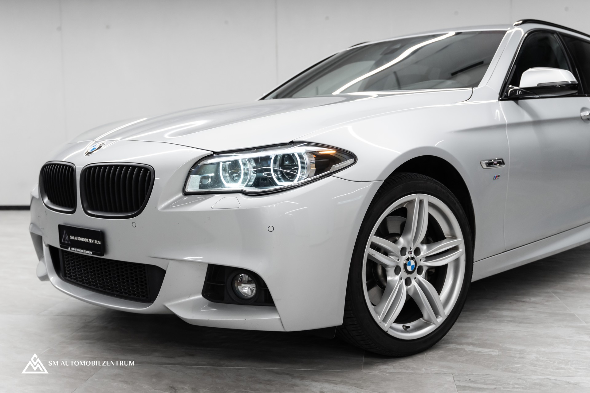 BMW 528i xDrive Touring Steptronic xDrive M Sport / Rückfahrkamera / Komfortzugang / Ambiente-showroom-element-2