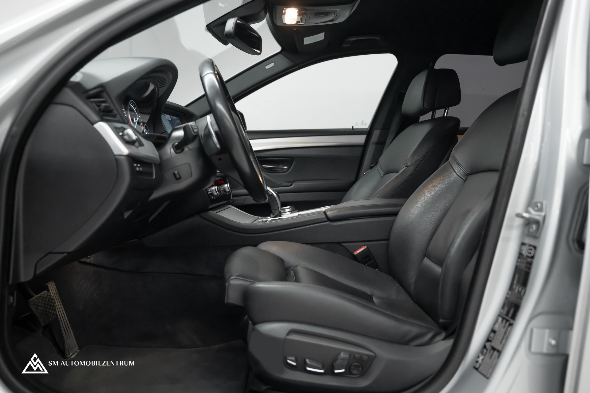 BMW 528i xDrive Touring Steptronic xDrive M Sport / Rückfahrkamera / Komfortzugang / Ambiente-image-19