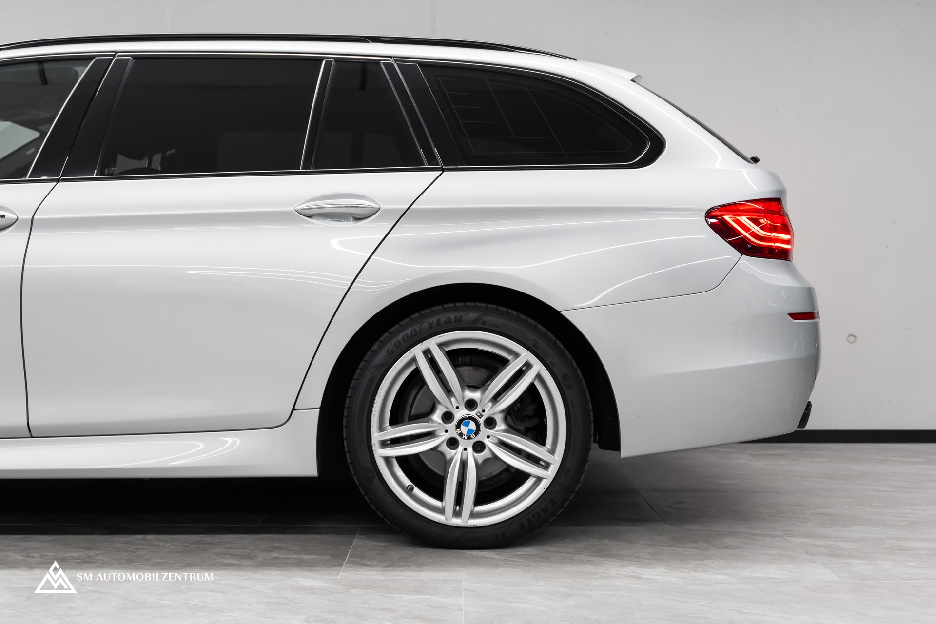 BMW 528i xDrive Touring Steptronic xDrive M Sport / Rückfahrkamera / Komfortzugang / Ambiente-image-6