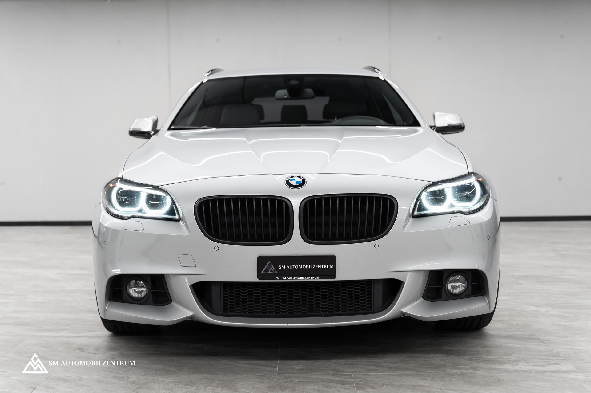 BMW 528i xDrive Touring Steptronic xDrive M Sport / Rückfahrkamera / Komfortzugang / Ambiente-showroom-element-1