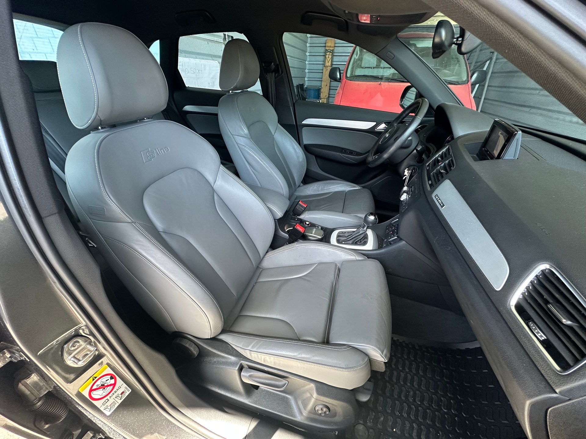 AUDI Q3 2.0 TDI quattro S-tronic-image-8