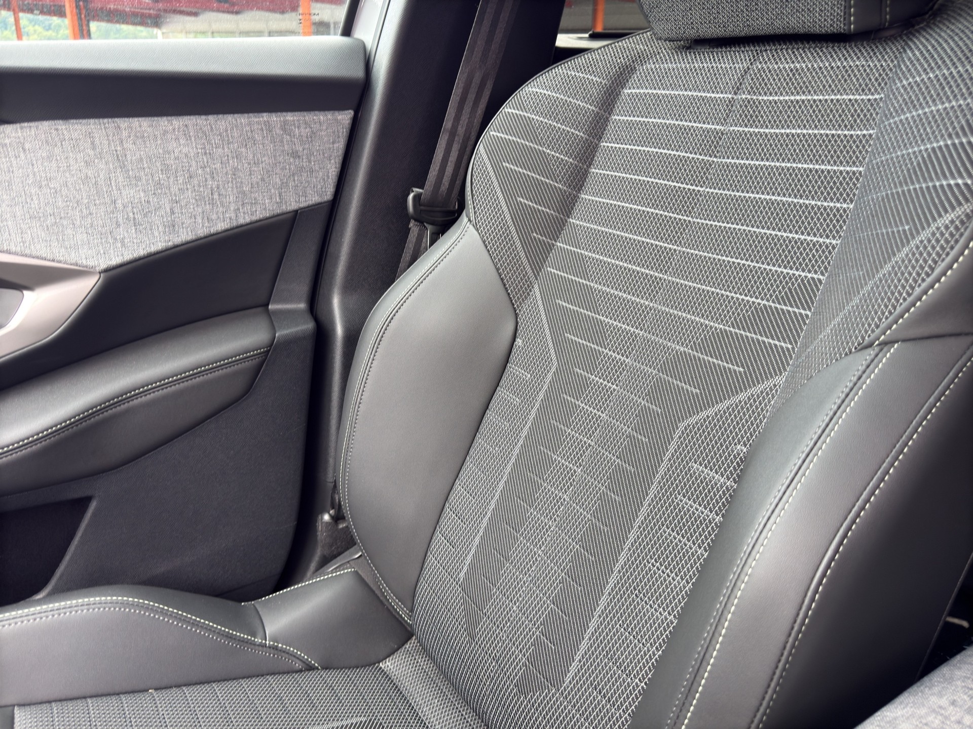 PEUGEOT 5008 1.2 Hybrid e-DCS6 GT 7 Plätzer-image-40