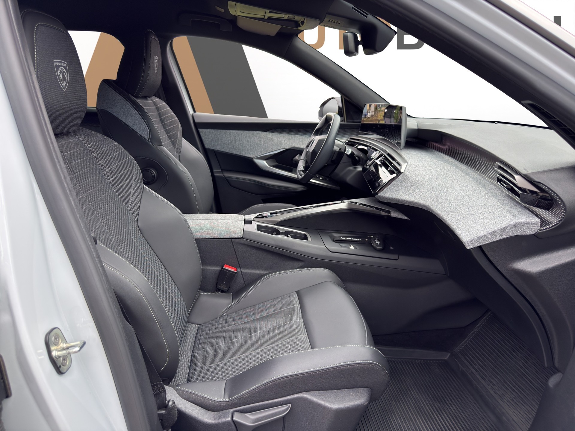 PEUGEOT 5008 1.2 Hybrid e-DCS6 GT 7 Plätzer-image-11