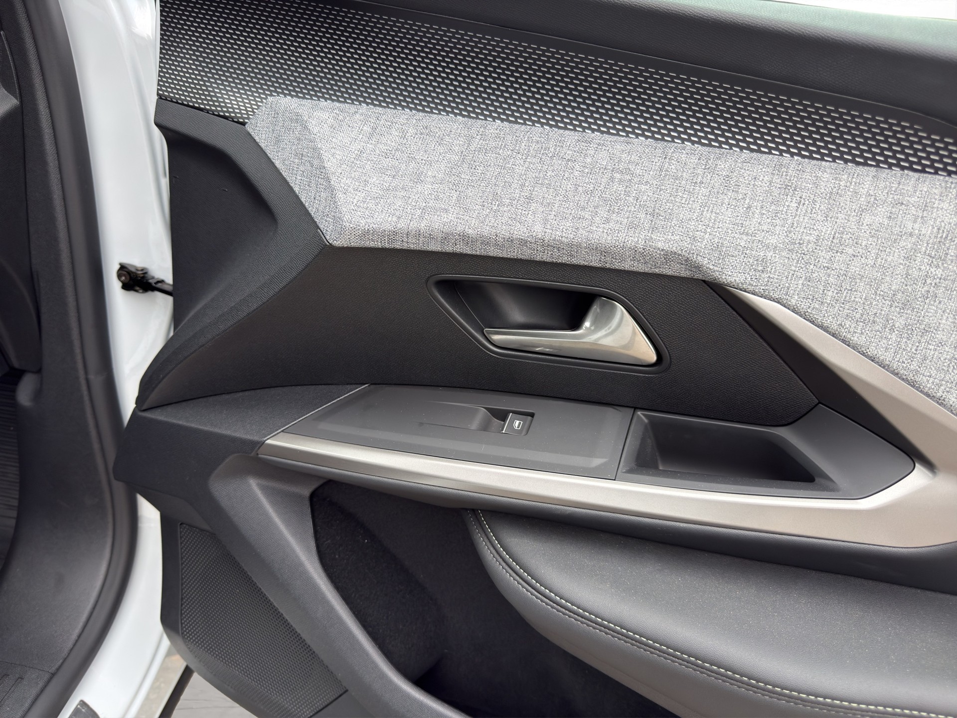 PEUGEOT 5008 1.2 Hybrid e-DCS6 GT 7 Plätzer-image-12