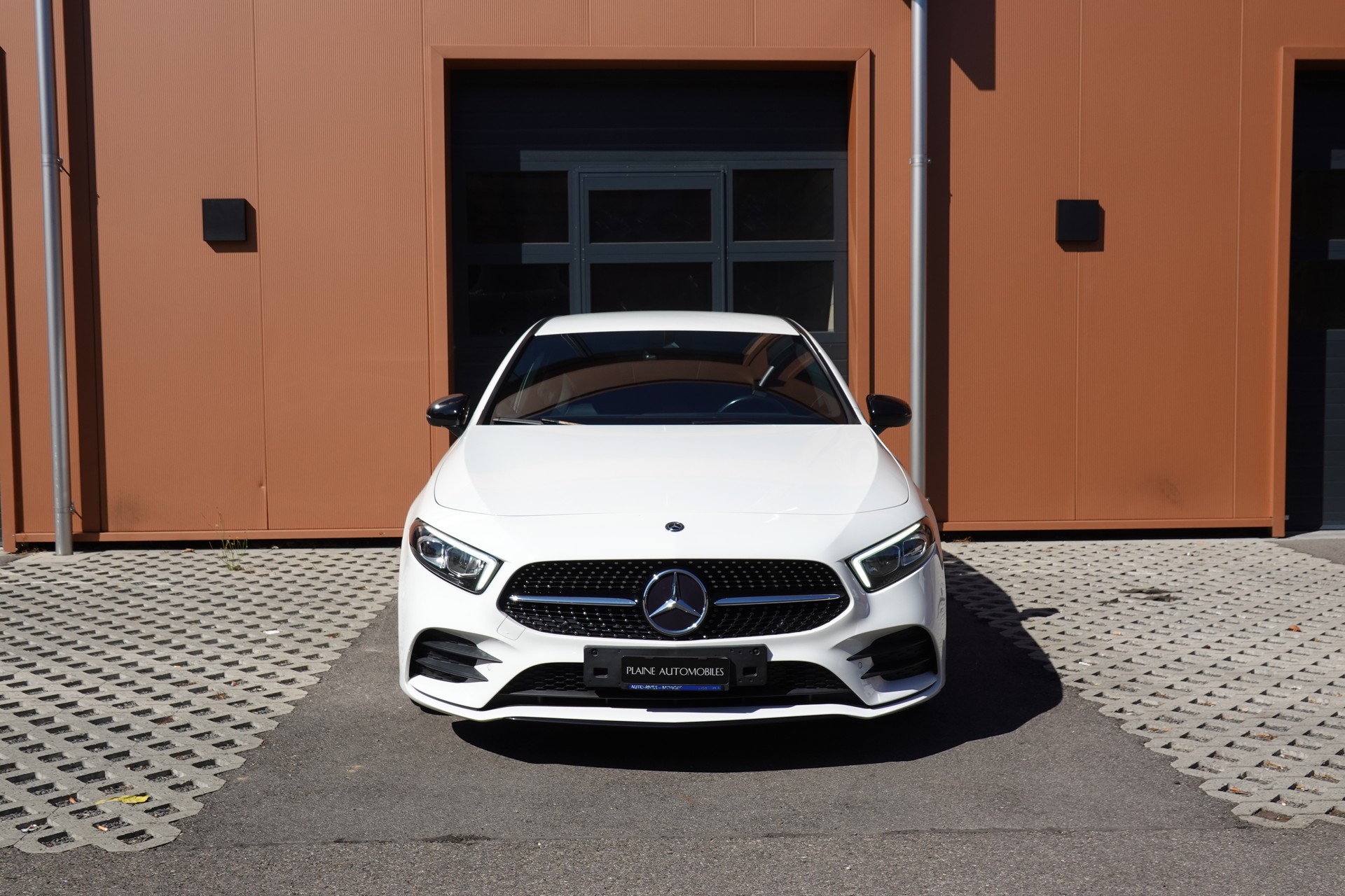 MERCEDES-BENZ A 250 AMG Line 7G-DCT "*Pack AMG Line * Caméra de Recul * Tempomat Adaptatif * Clim Auto * Sièges AMG * Aide à la Conduite *"-showroom-element-1