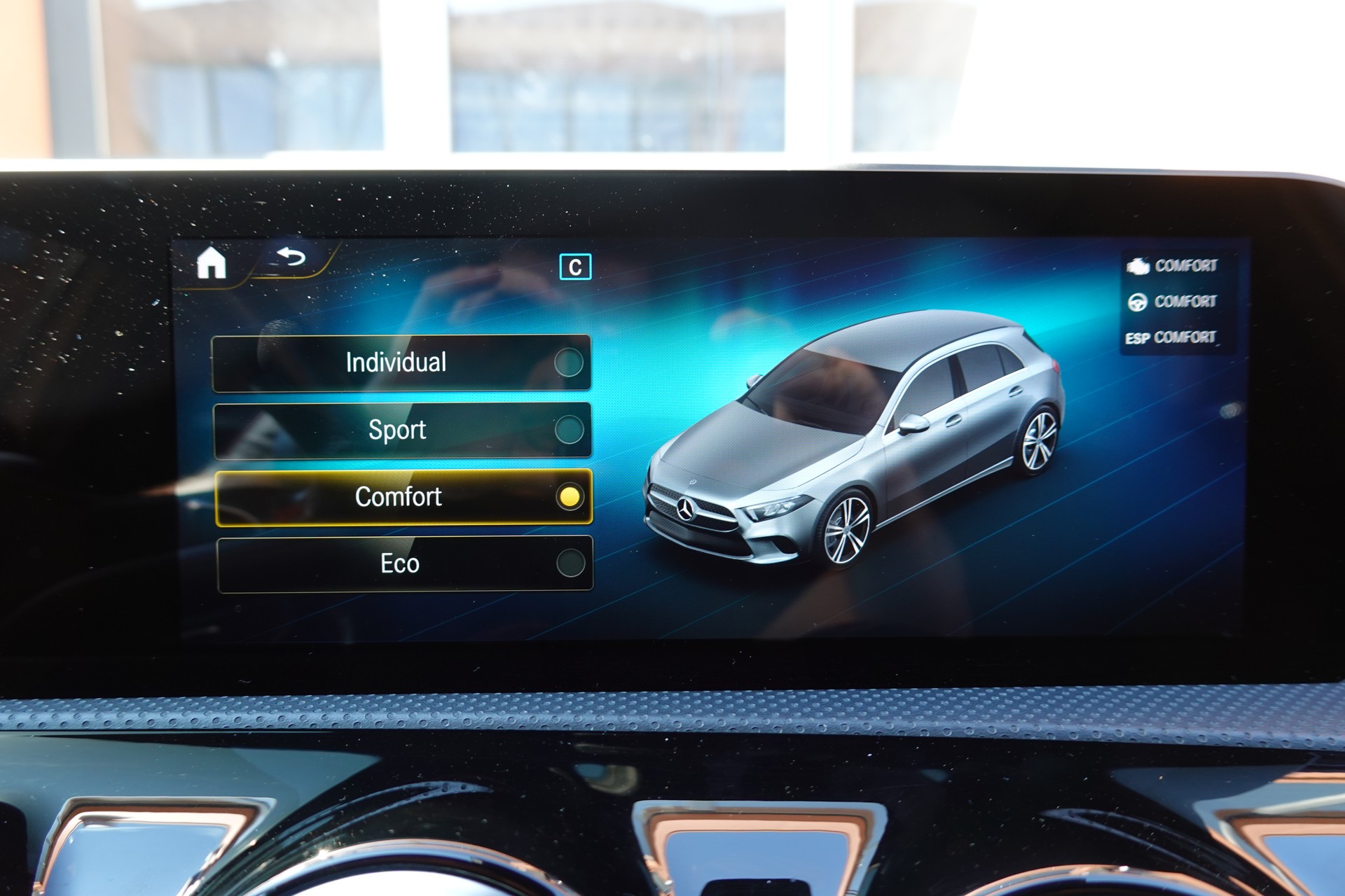MERCEDES-BENZ A 250 AMG Line 7G-DCT "*Pack AMG Line * Caméra de Recul * Tempomat Adaptatif * Clim Auto * Sièges AMG * Aide à la Conduite *"-image-18