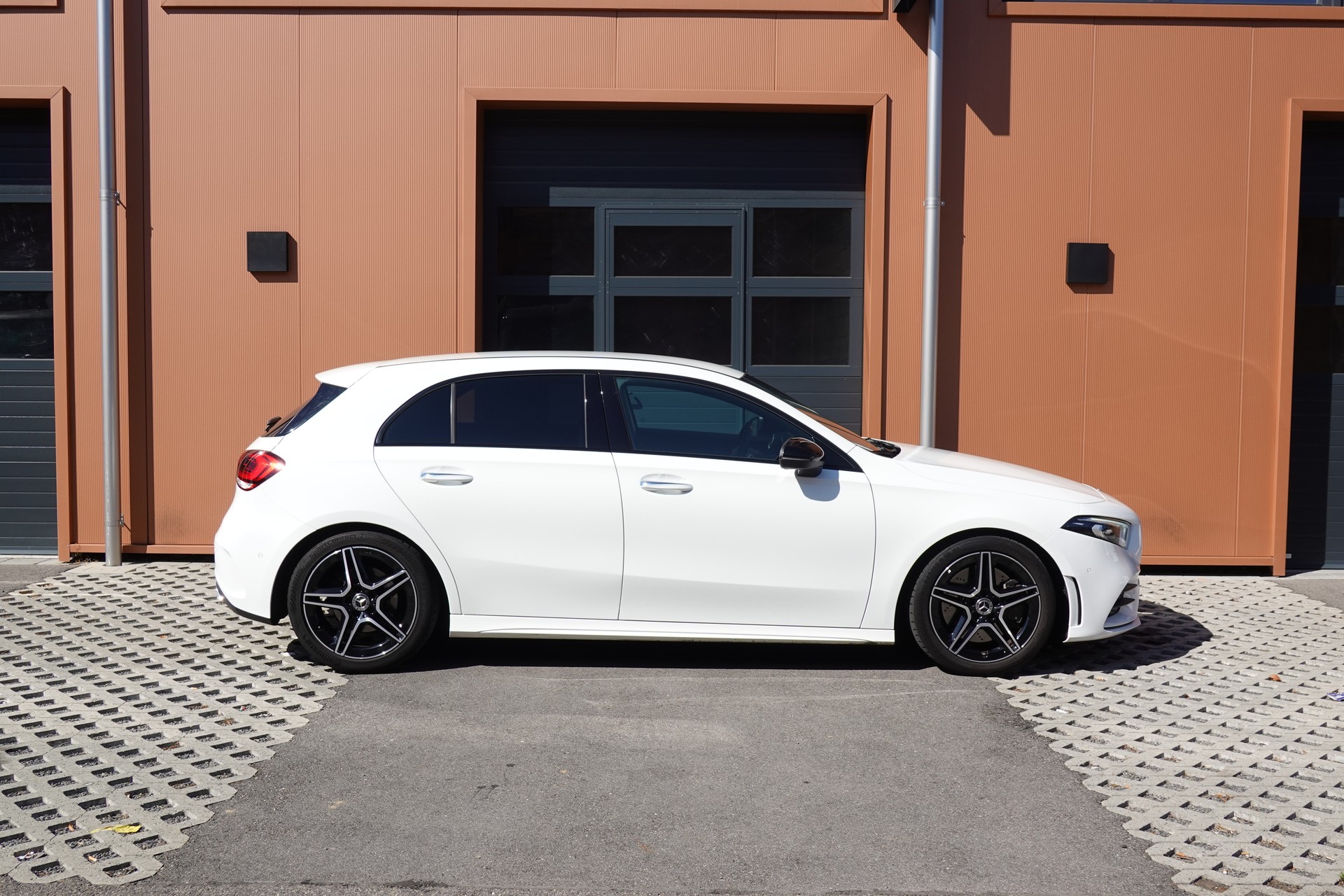 MERCEDES-BENZ A 250 AMG Line 7G-DCT "*Pack AMG Line * Caméra de Recul * Tempomat Adaptatif * Clim Auto * Sièges AMG * Aide à la Conduite *"-showroom-element-3