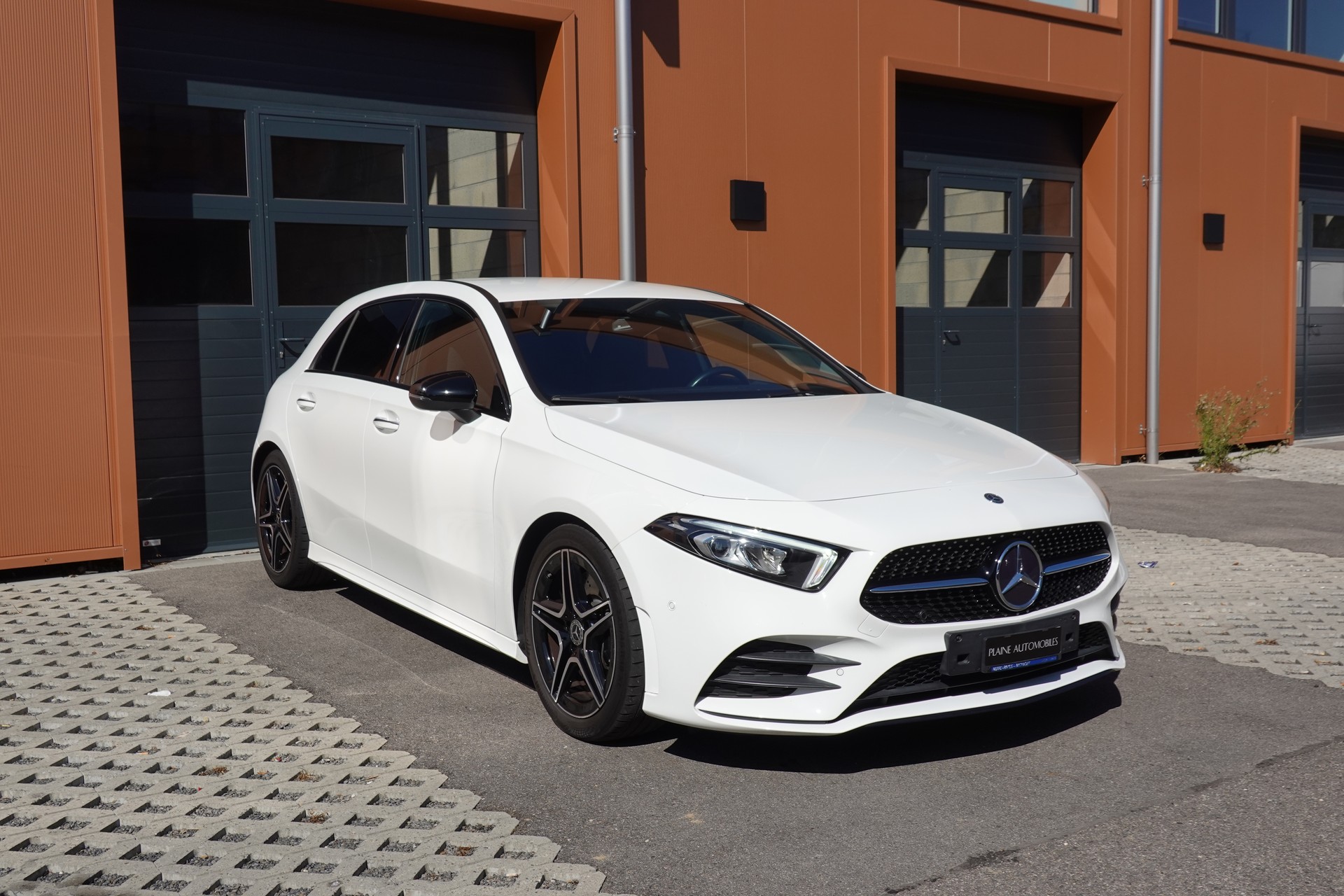 MERCEDES-BENZ A 250 AMG Line 7G-DCT "*Pack AMG Line * Caméra de Recul * Tempomat Adaptatif * Clim Auto * Sièges AMG * Aide à la Conduite *"-showroom-element-2