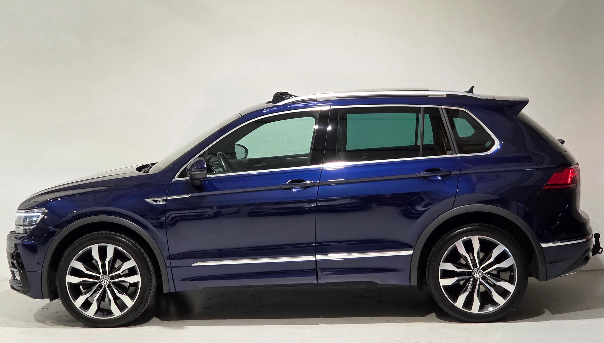 VW Tiguan 2.0TSI RLine 4Motion DSG-showroom-element-1