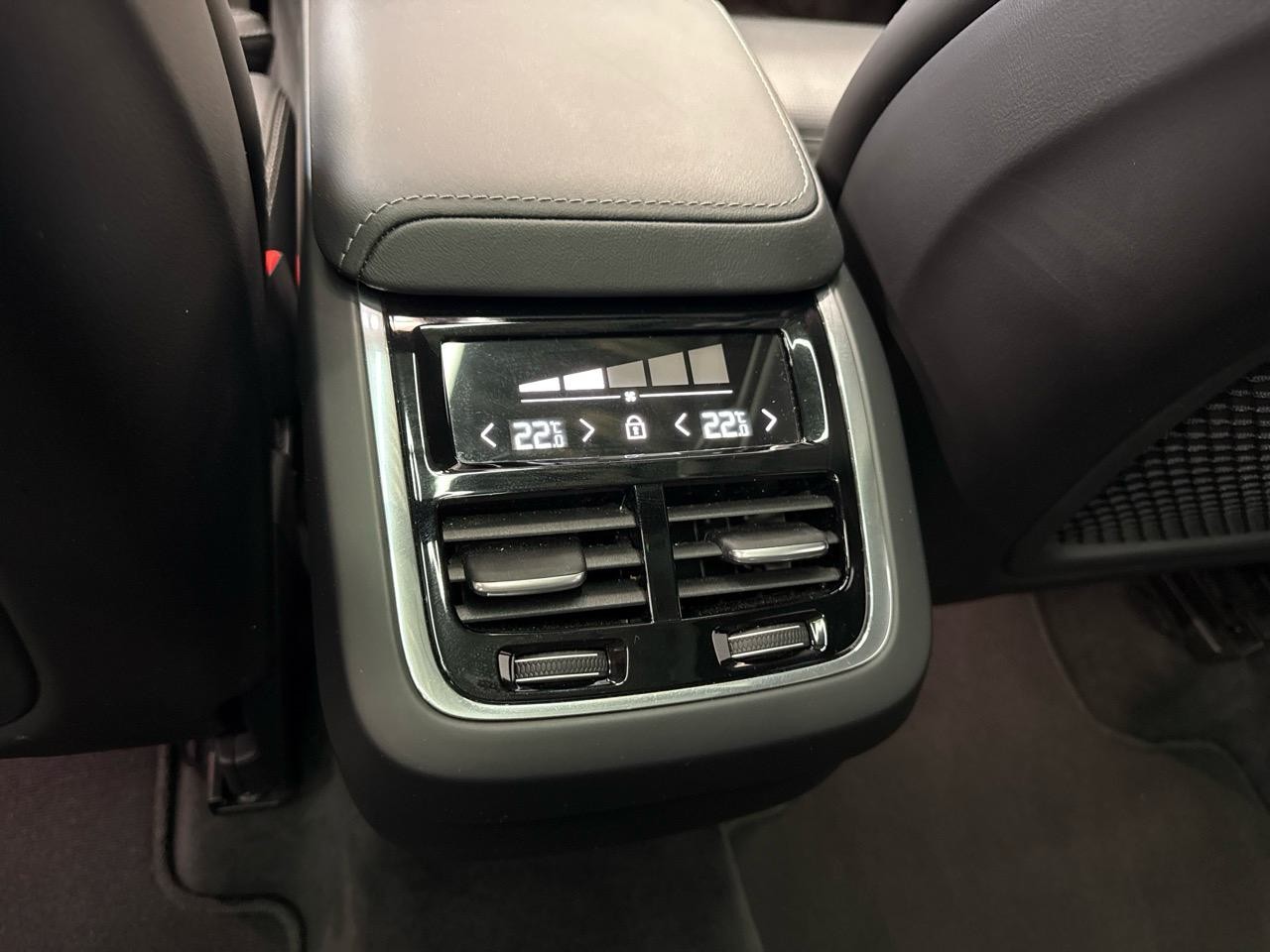 VOLVO XC60 B5 MHD AWD Black Edition Plus Geartronic-image-14