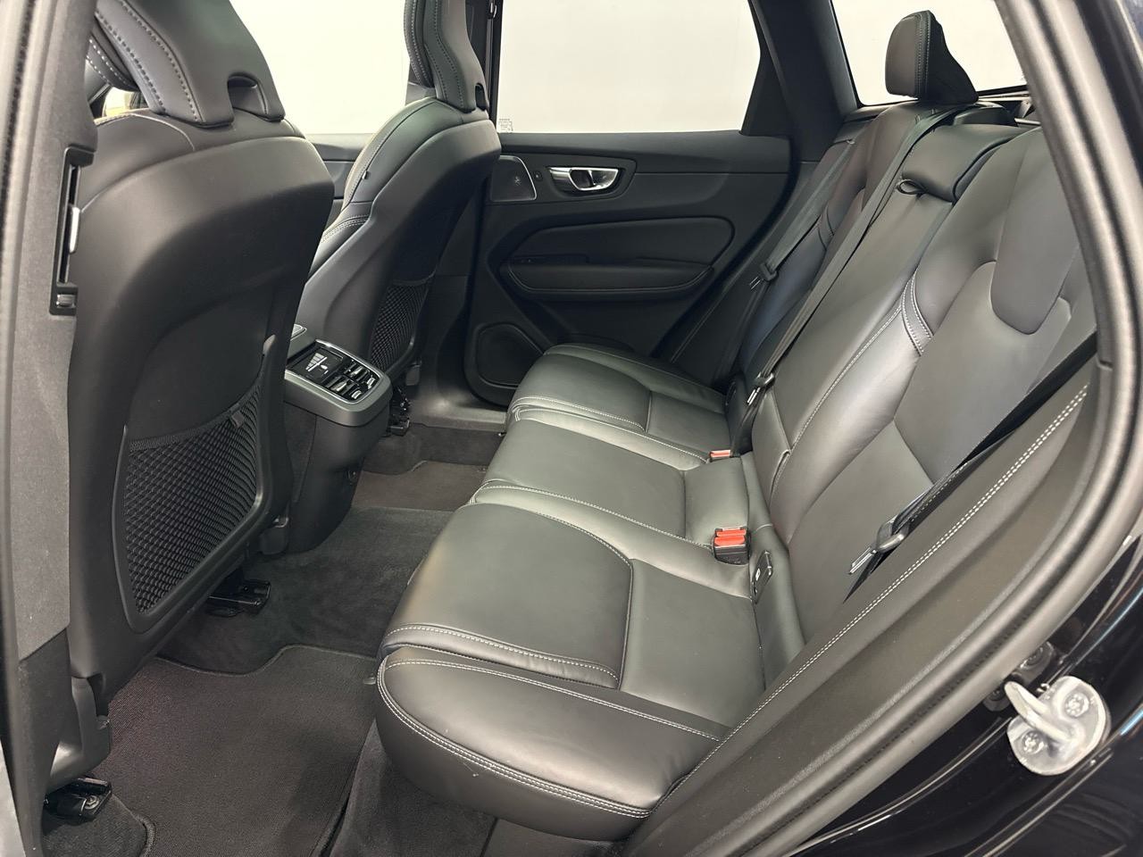 VOLVO XC60 B5 MHD AWD Black Edition Plus Geartronic-image-12