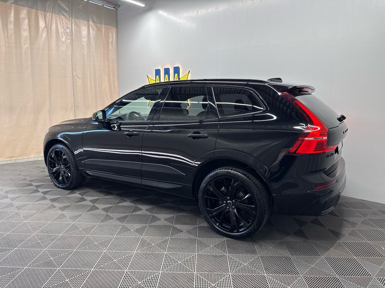 VOLVO XC60 B5 MHD AWD Black Edition Plus Geartronic-showroom-element-1