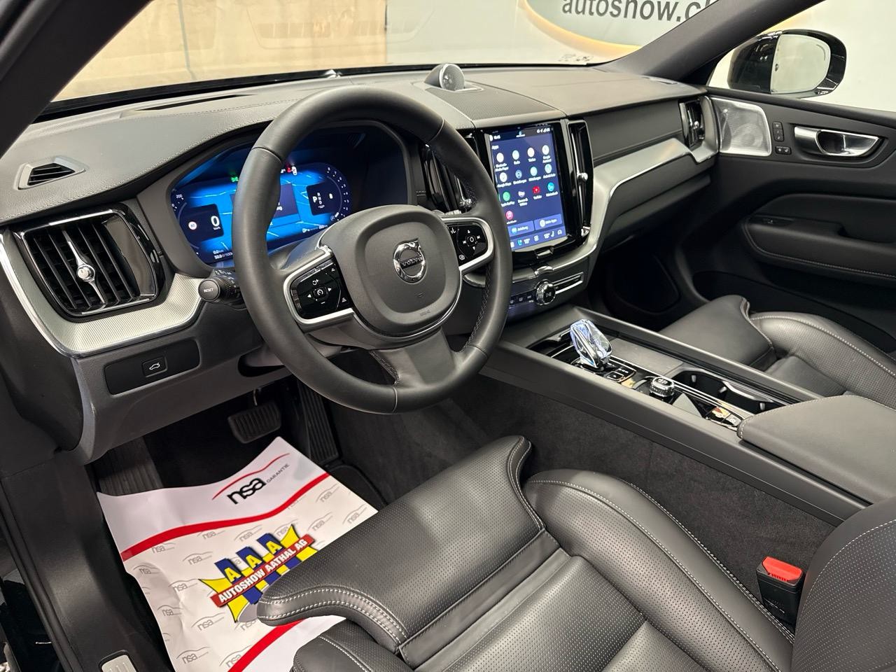 VOLVO XC60 B5 MHD AWD Black Edition Plus Geartronic-showroom-element-3