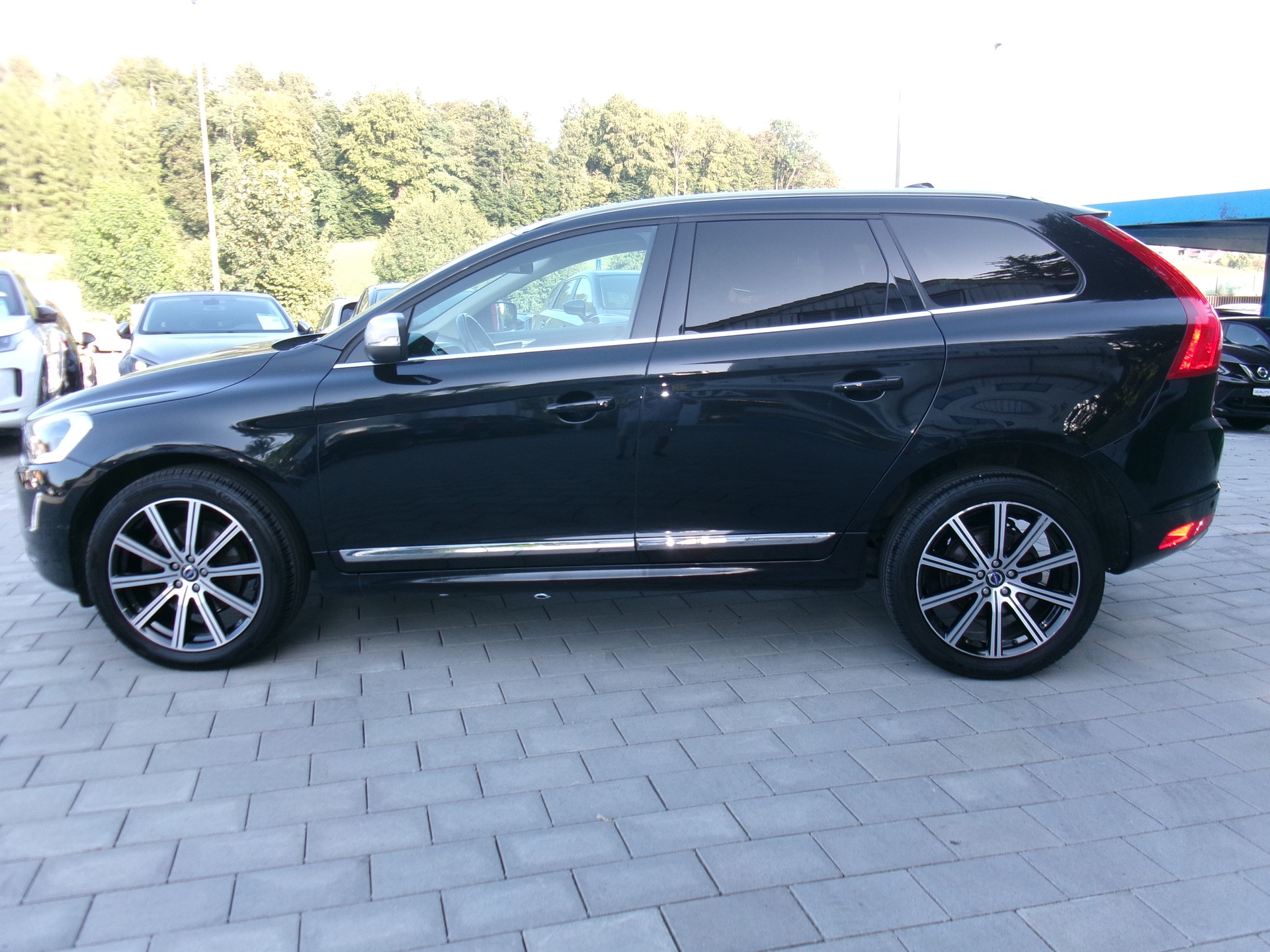 VOLVO XC60 D5 AWD Summum Geartronic-showroom-element-2