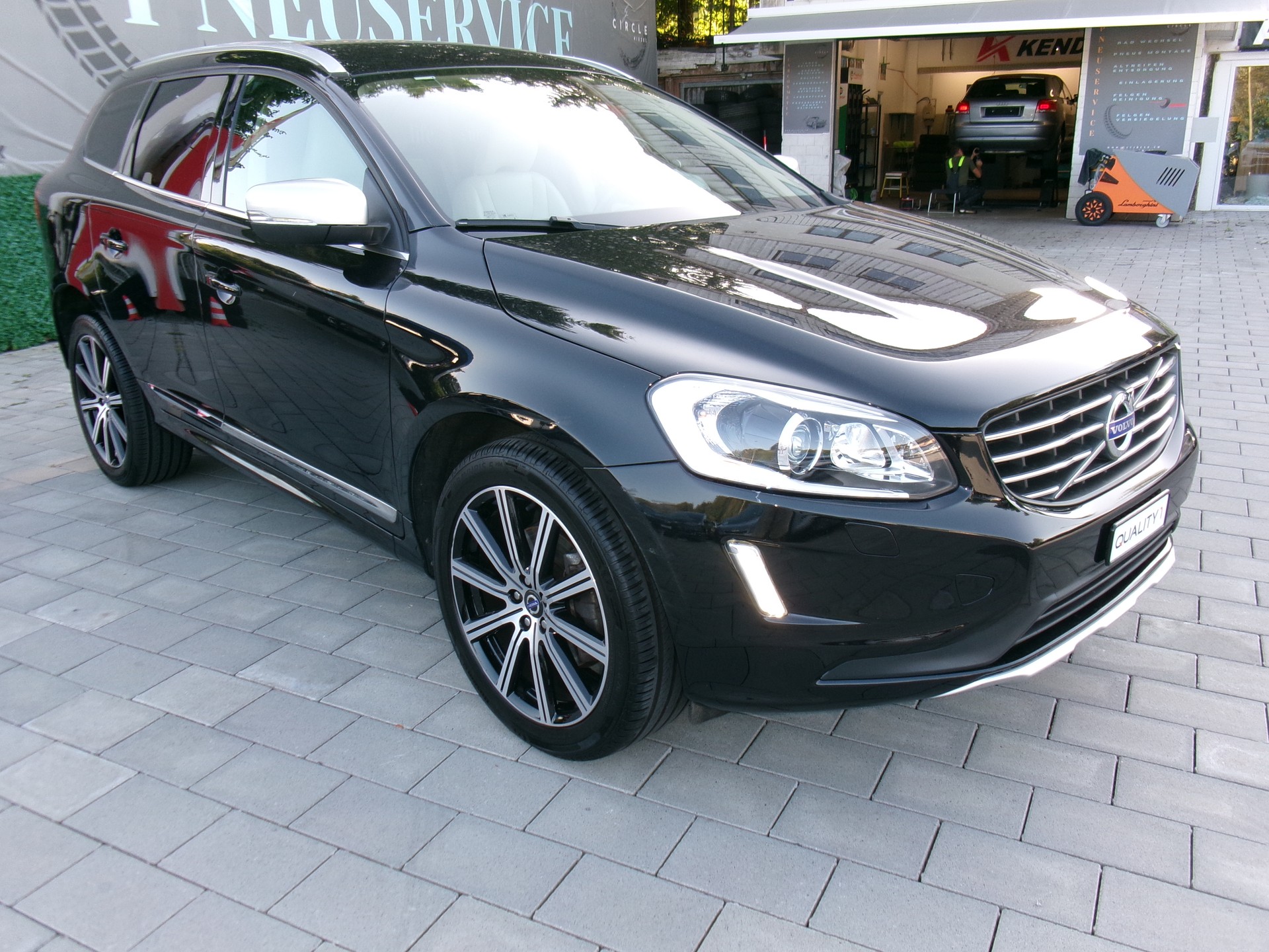 VOLVO XC60 D5 AWD Summum Geartronic-showroom-element-1