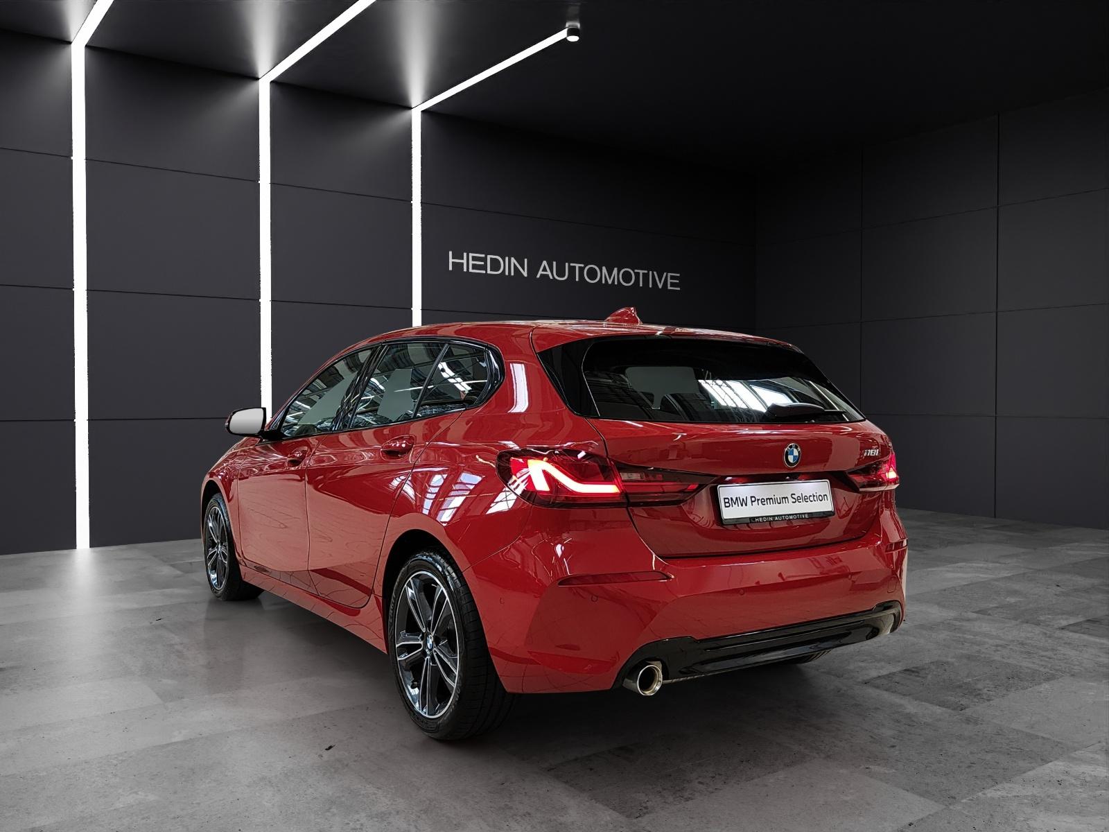 BMW 118i-showroom-element-3