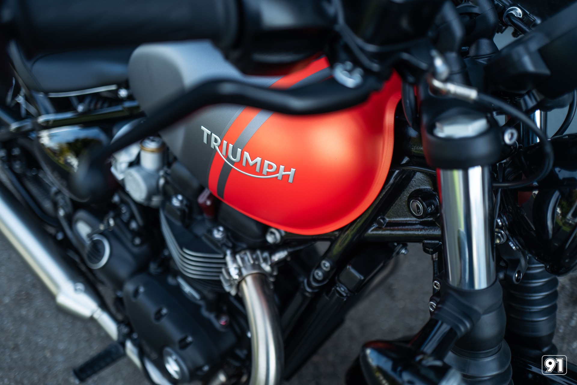 TRIUMPH Bonneville 1200  Bobber-image-3