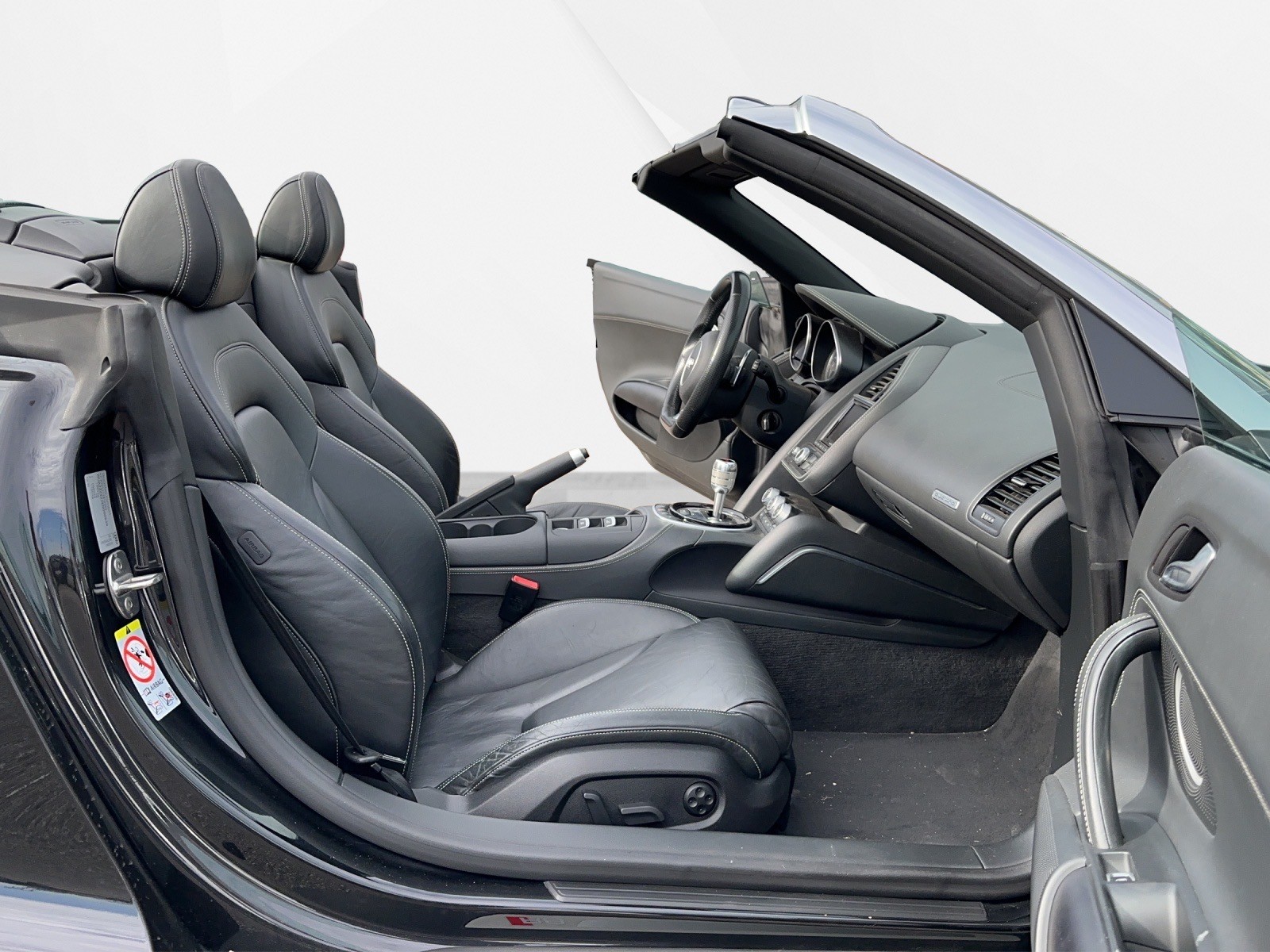AUDI R8 Spyder 4.2 FSI V8 quattro S-Tronic-image-12