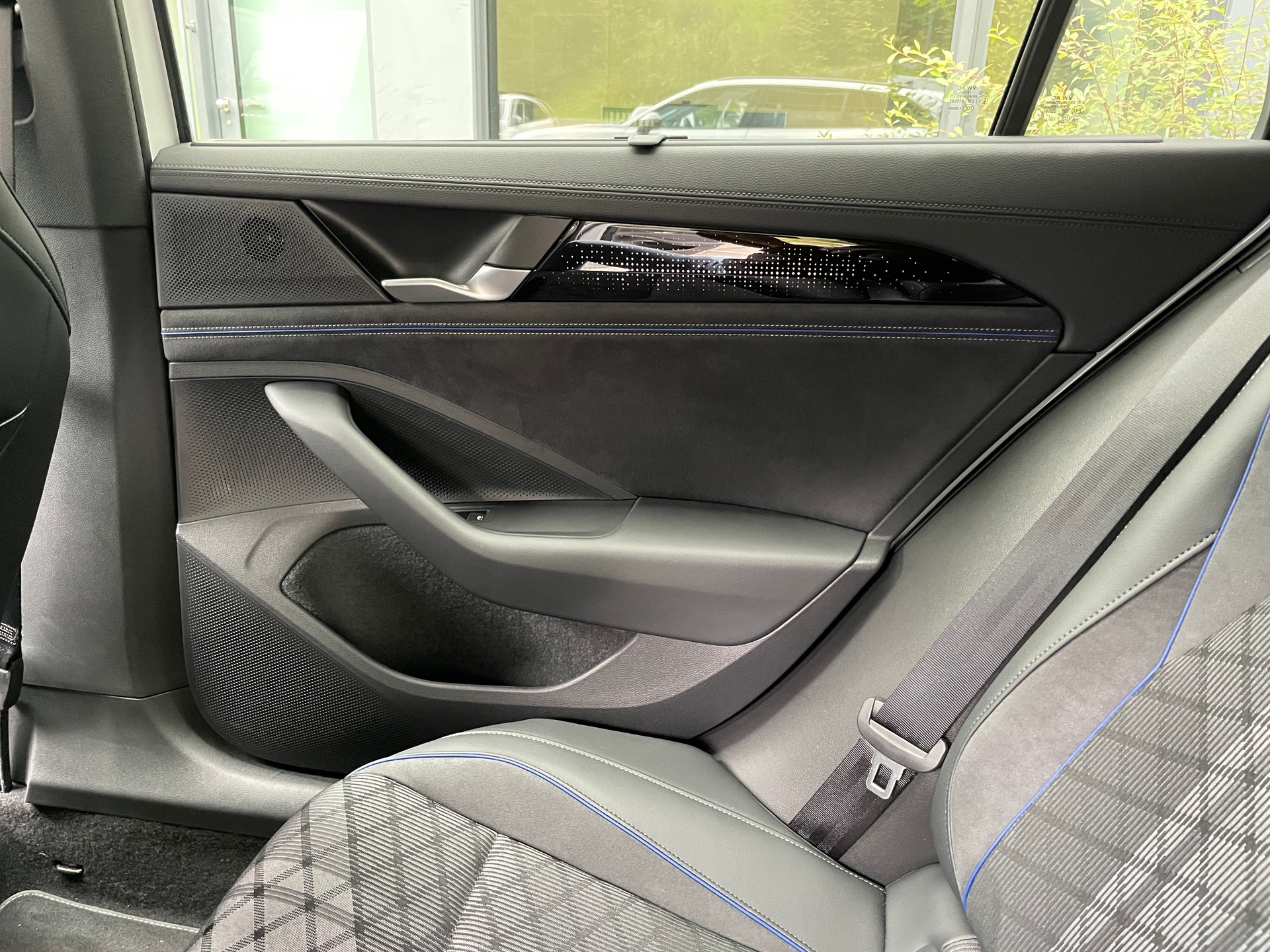 VW Passat Variant 1.5 eTSI evo R-Line DSG-image-18