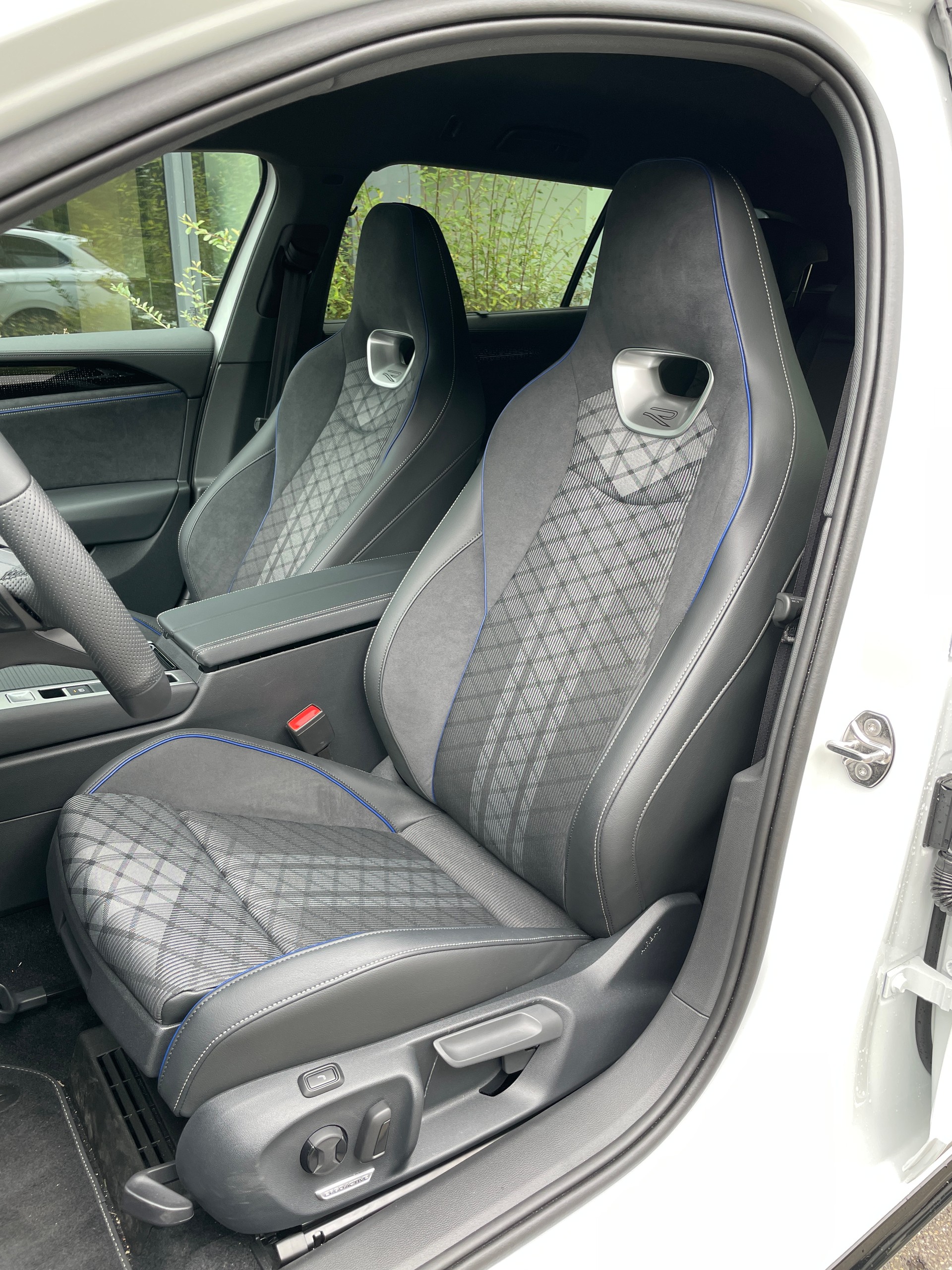 VW Passat Variant 1.5 eTSI evo R-Line DSG-image-11