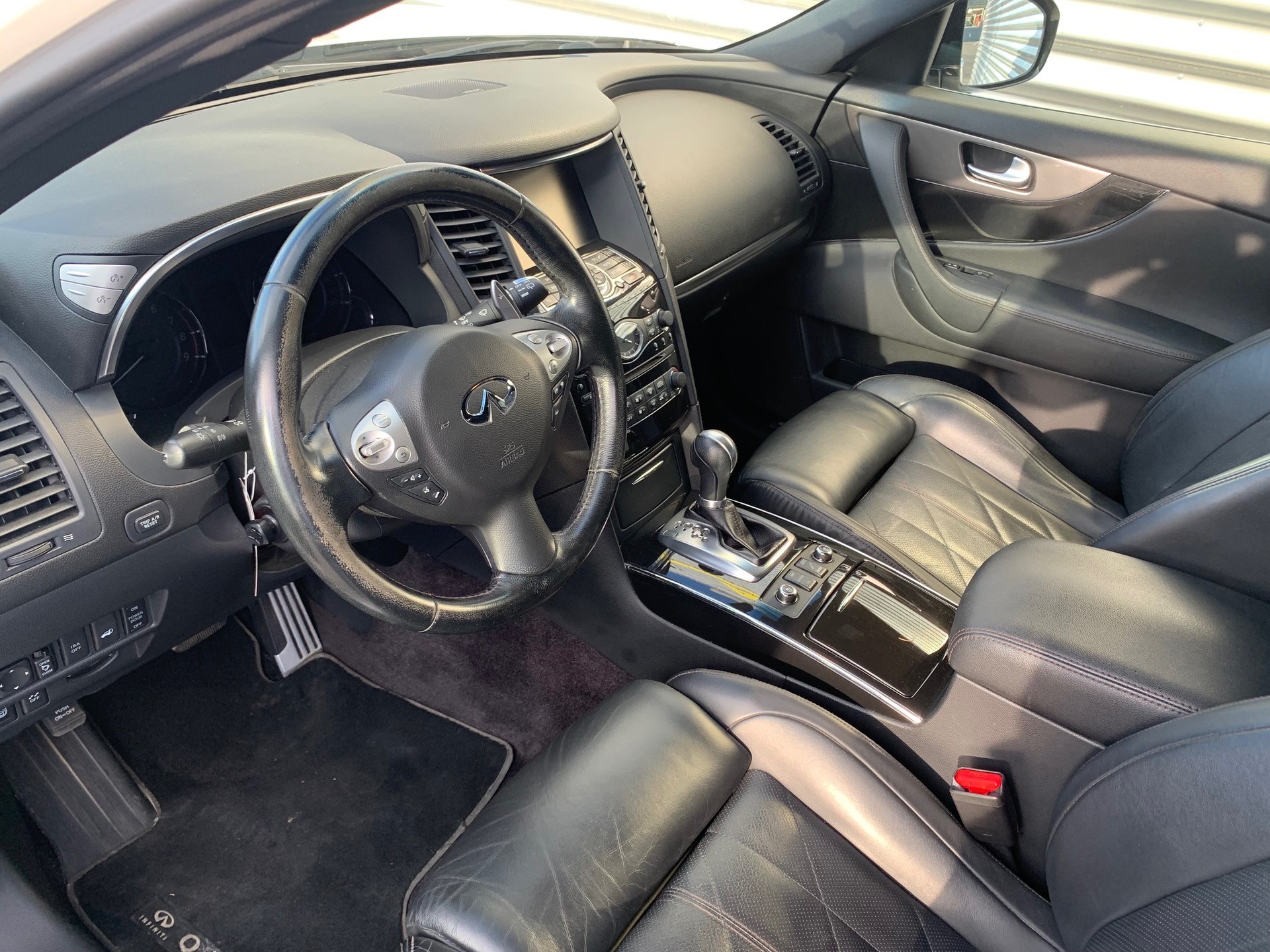 INFINITI QX70 5.0 S Premium AWD Automatic-image-5
