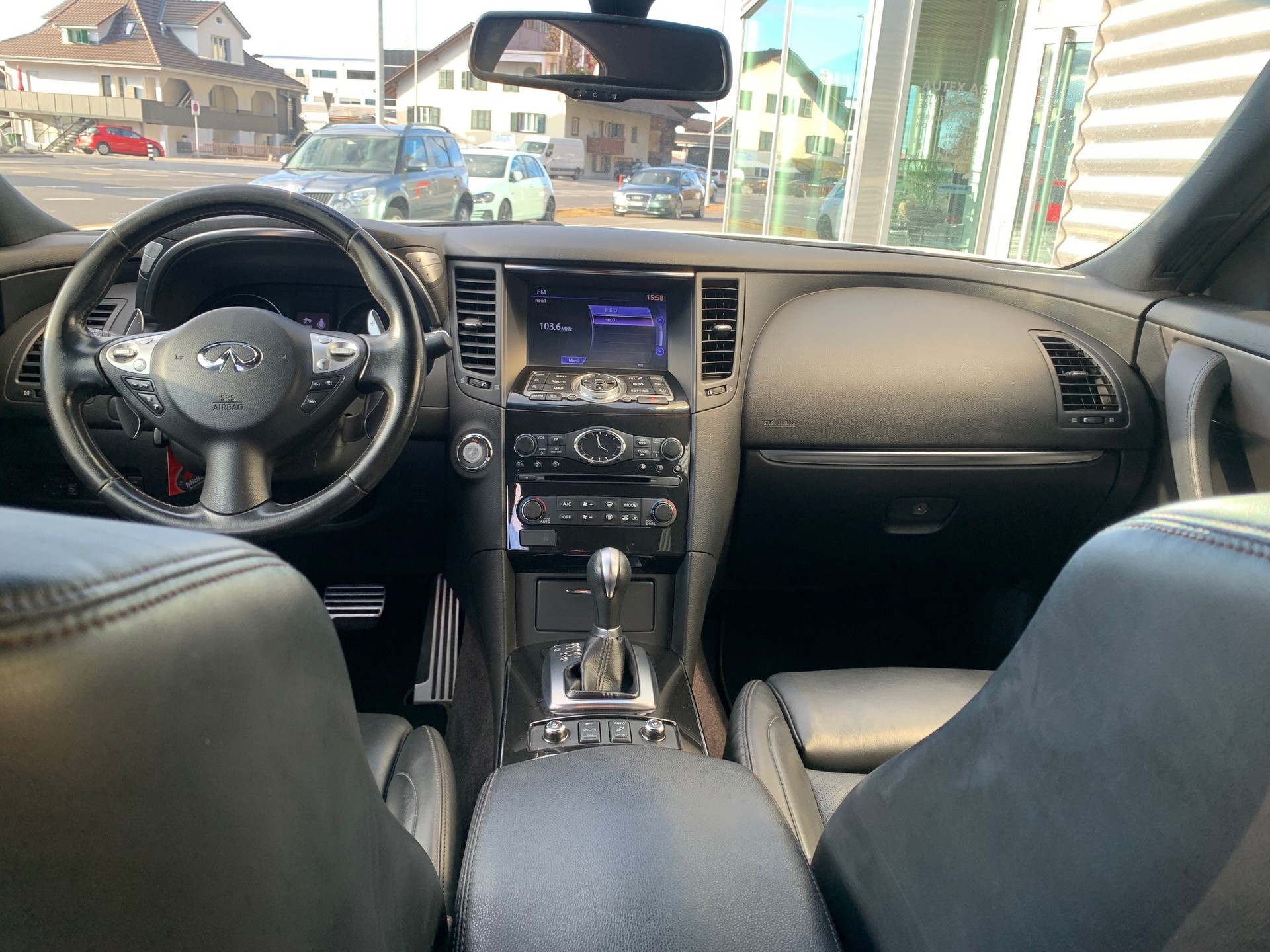 INFINITI QX70 5.0 S Premium AWD Automatic-image-6
