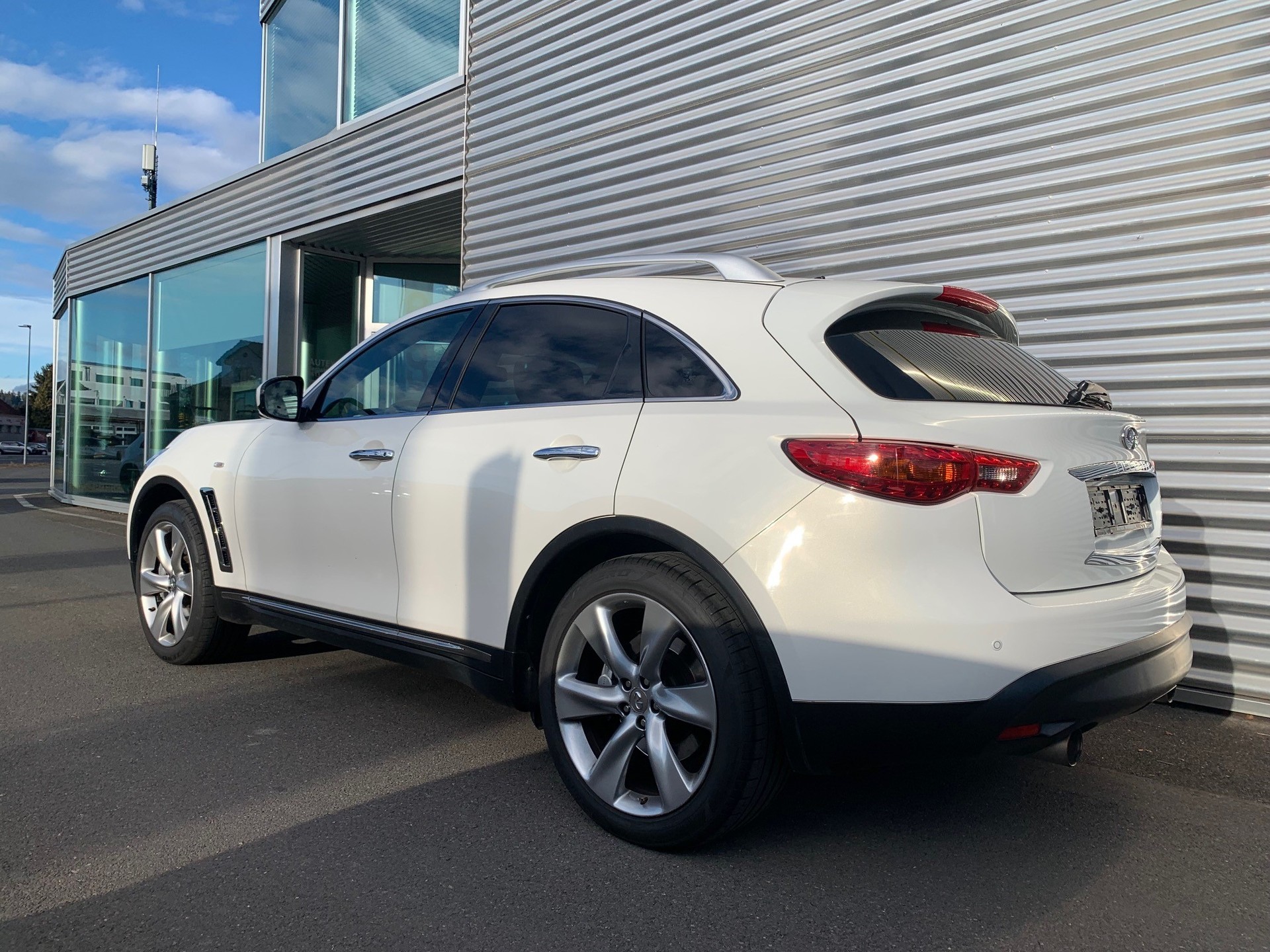 INFINITI QX70 5.0 S Premium AWD Automatic-showroom-element-3