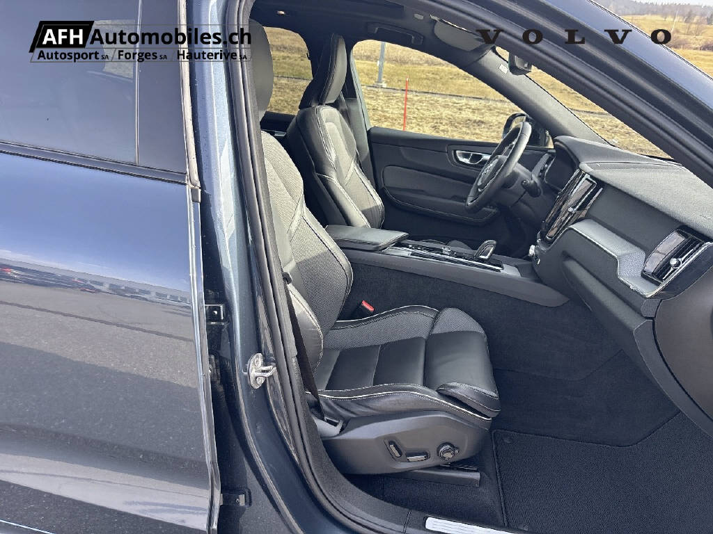 VOLVO XC60 2.0 B5 MH R-Design AWD-image-9