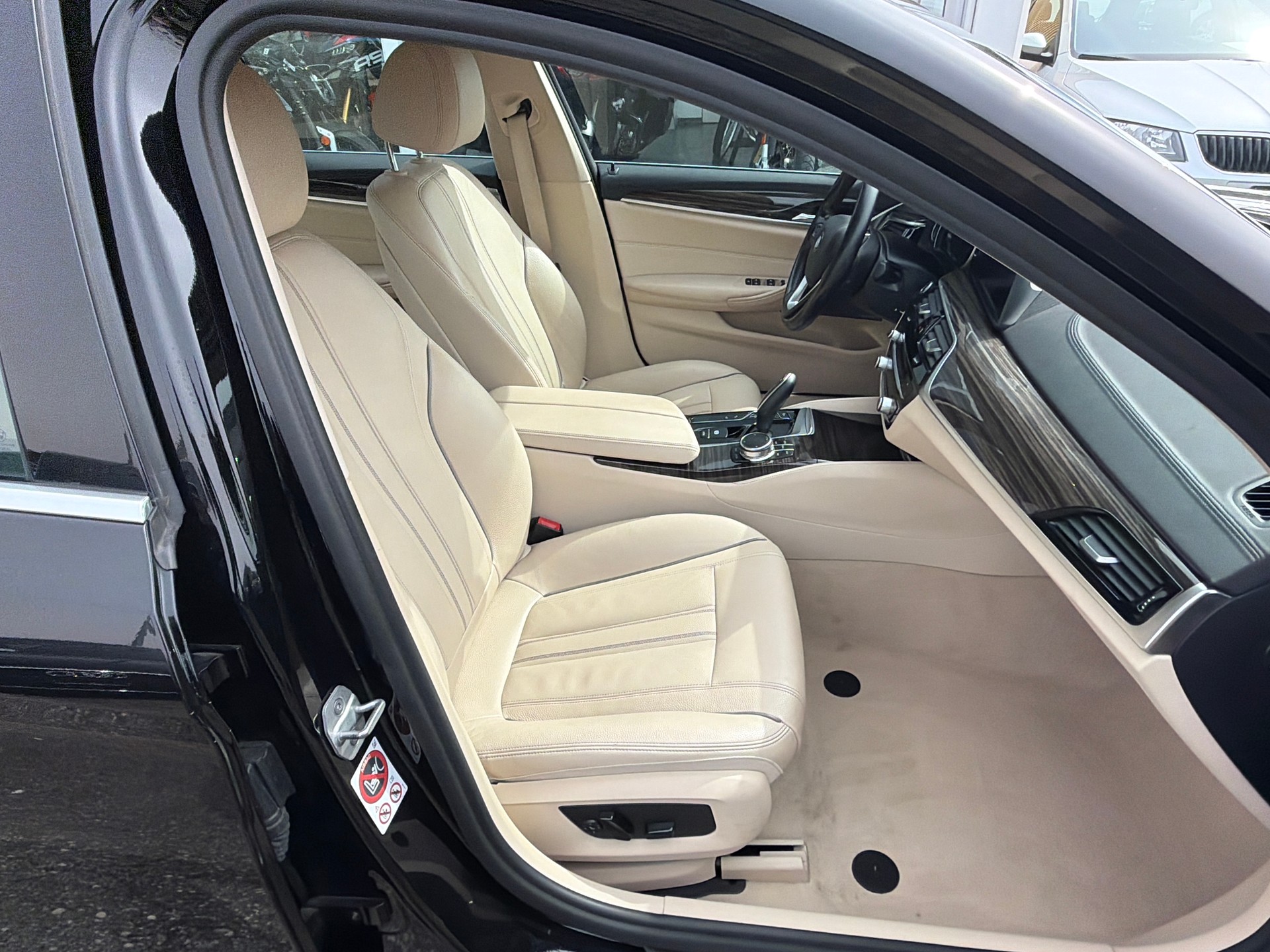 BMW 520d xDrive Luxury Line Steptronic-image-11