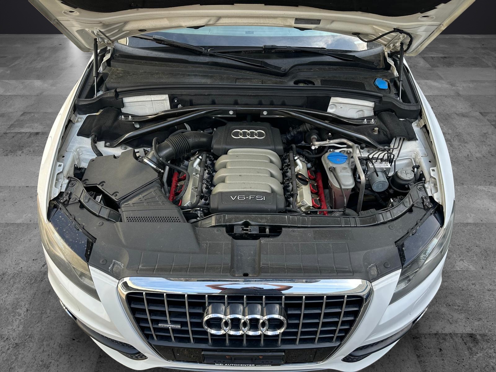 AUDI Q5 3.2 FSI quattro S-tronic-image-12