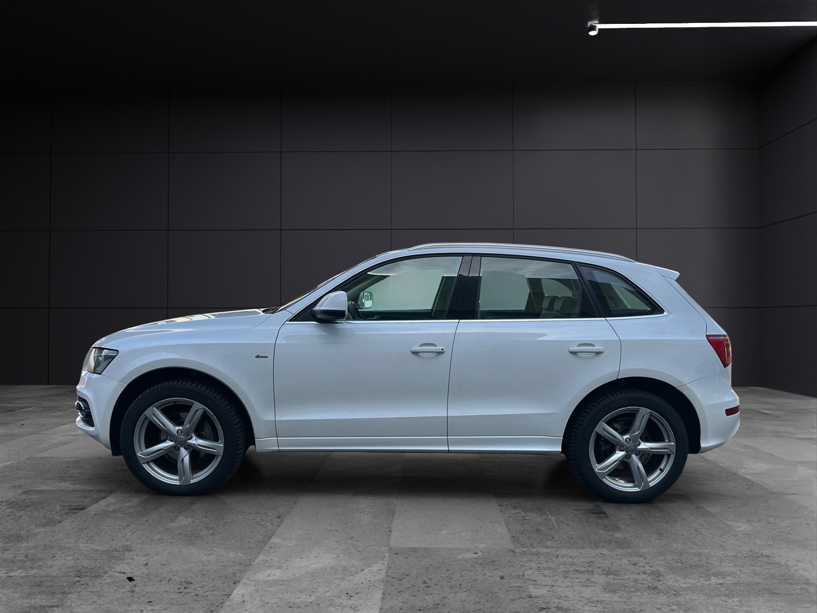 AUDI Q5 3.2 FSI quattro S-tronic-image-2