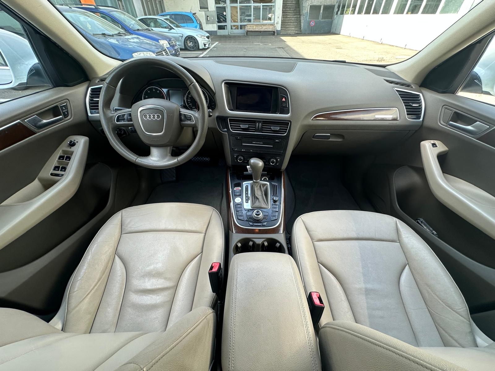 AUDI Q5 3.2 FSI quattro S-tronic-image-9