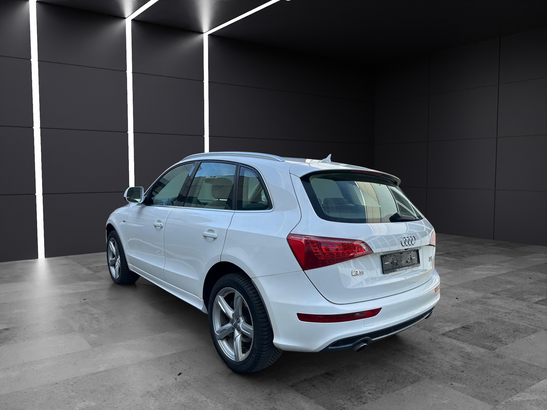 AUDI Q5 3.2 FSI quattro S-tronic-image-3