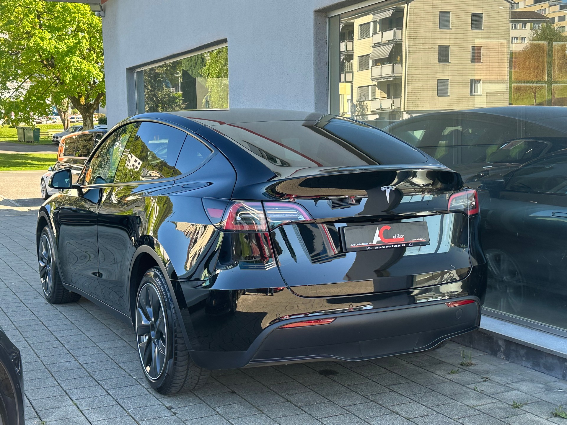 TESLA Model Y Long Range-image-1