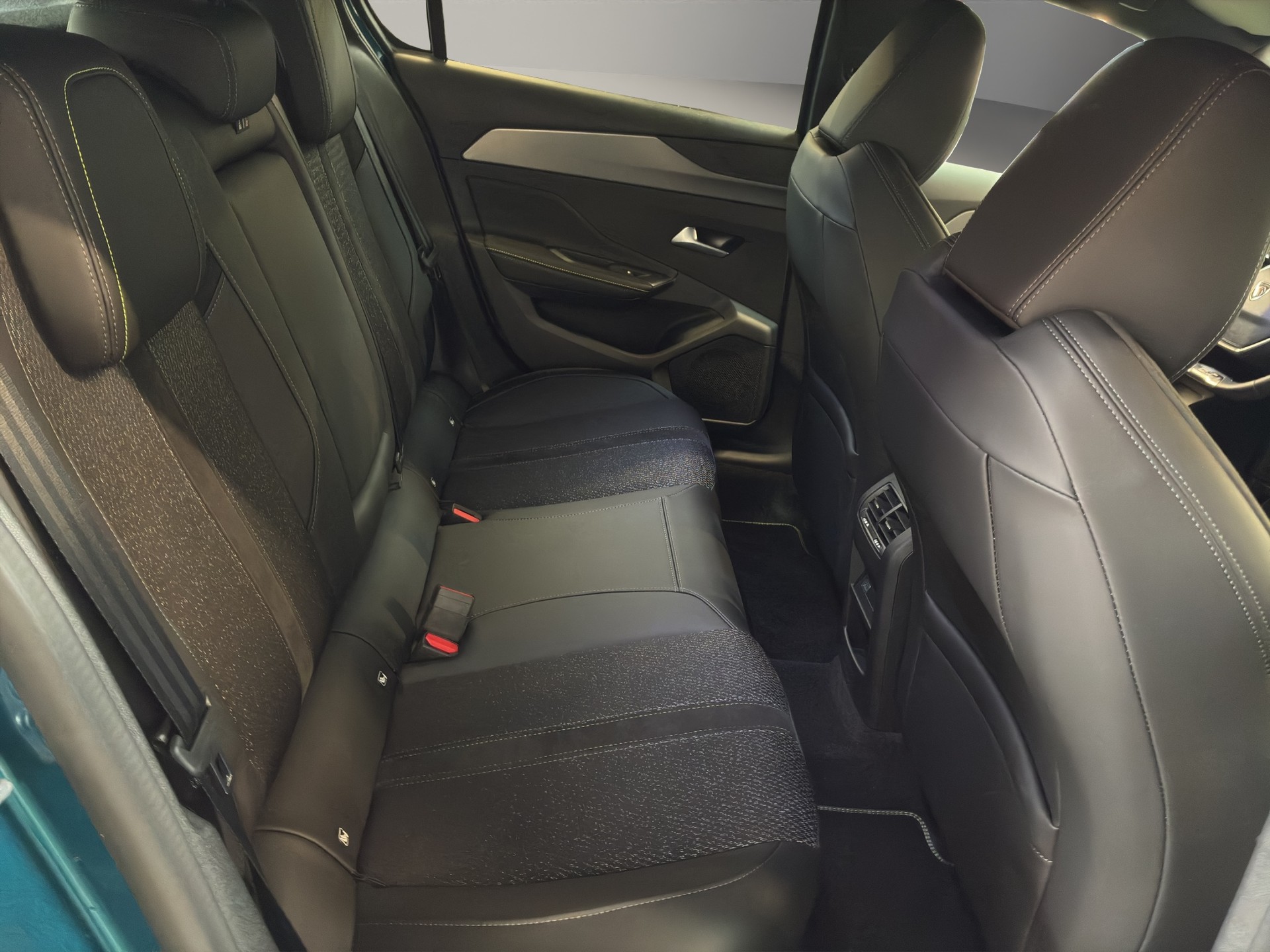 PEUGEOT 308 1.2 HEV 136 GT-image-9