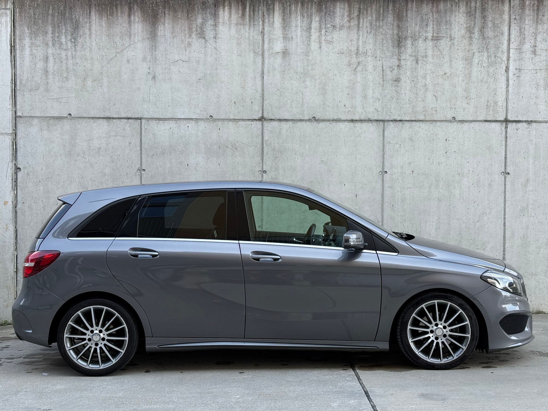 MERCEDES-BENZ B 200 AMG Line 7G-DCT-image-5