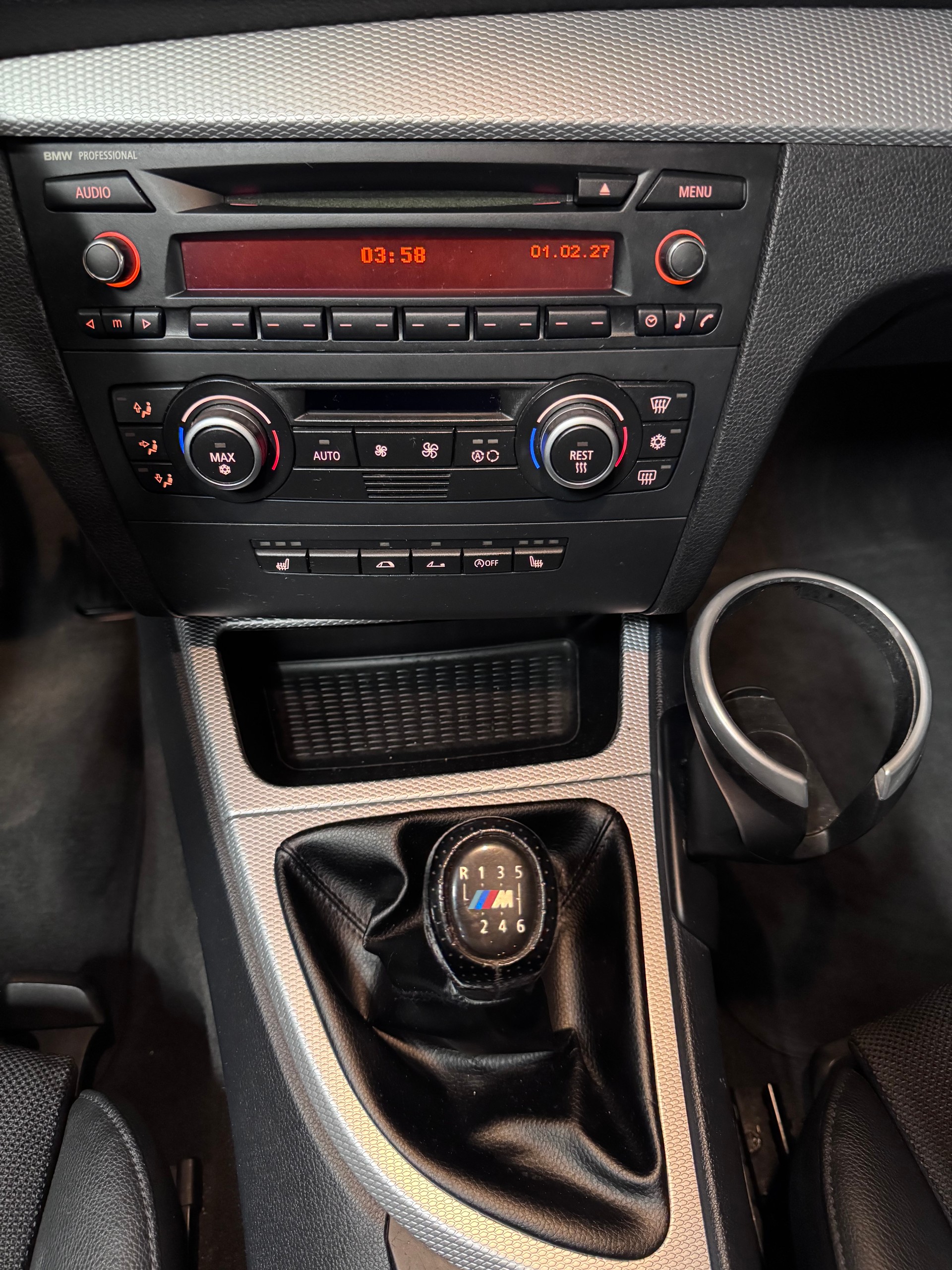 BMW 118i Cabrio-image-12