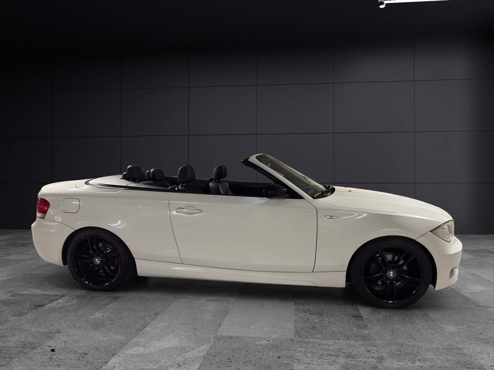 BMW 118i Cabrio-image-3