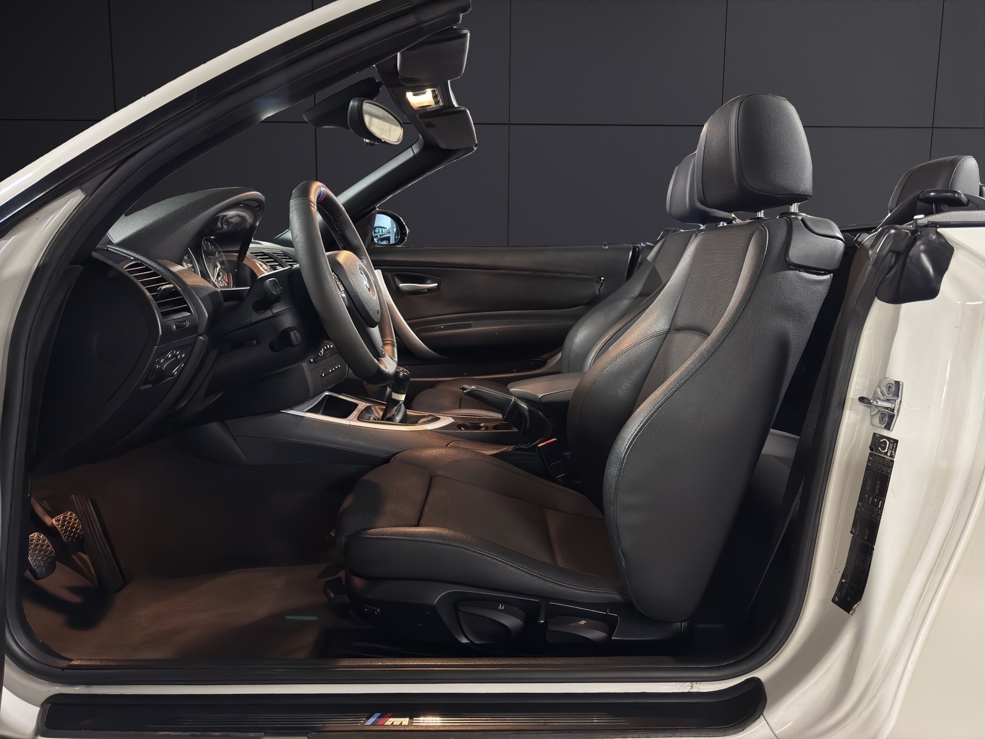BMW 118i Cabrio-image-13