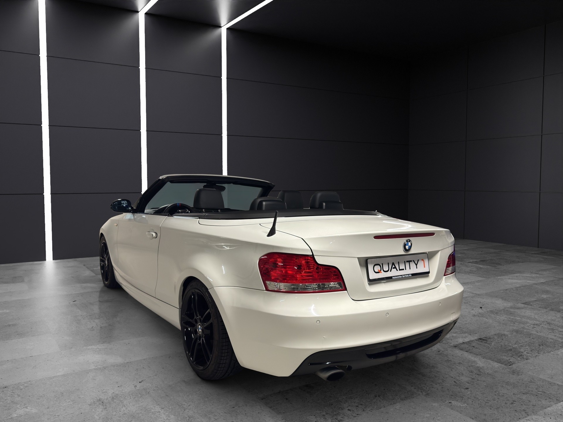 BMW 118i Cabrio-image-6